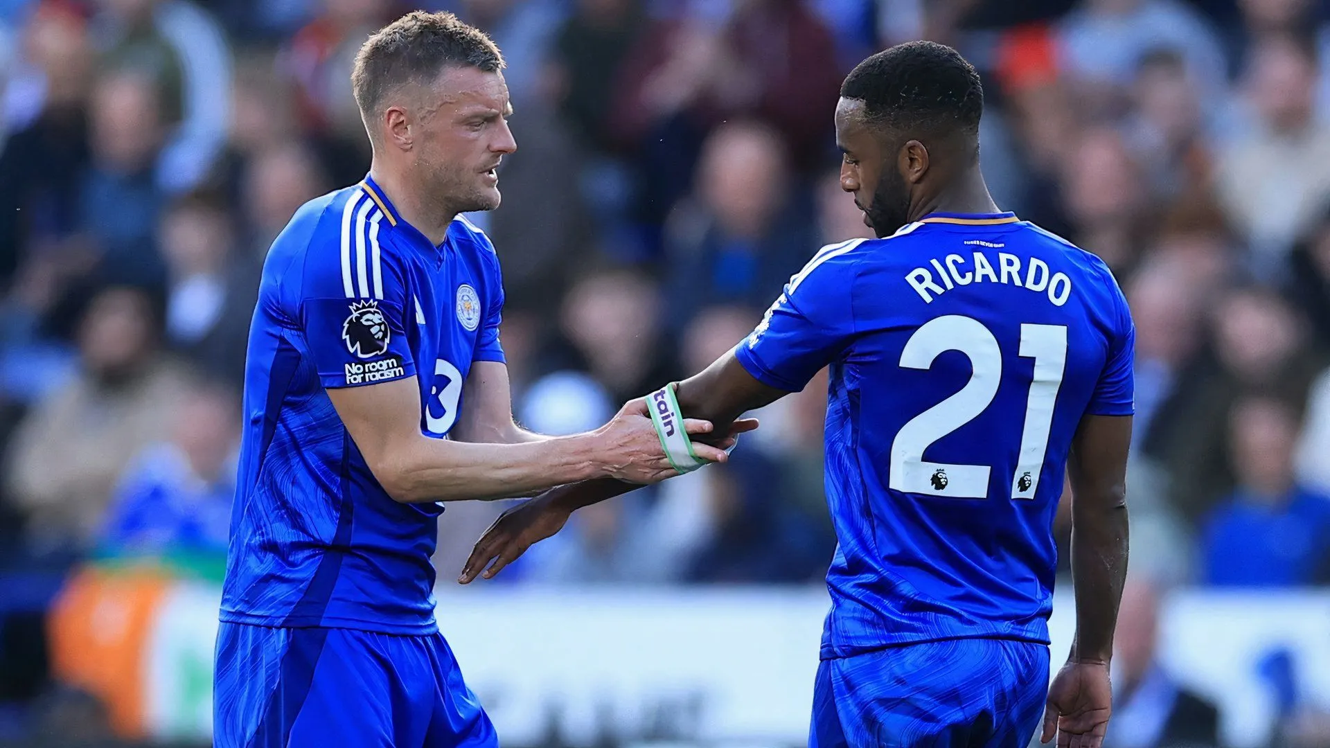 Jamie Vardy (trái) trao băng đội trưởng Leicester City cho Ricardo Pereira