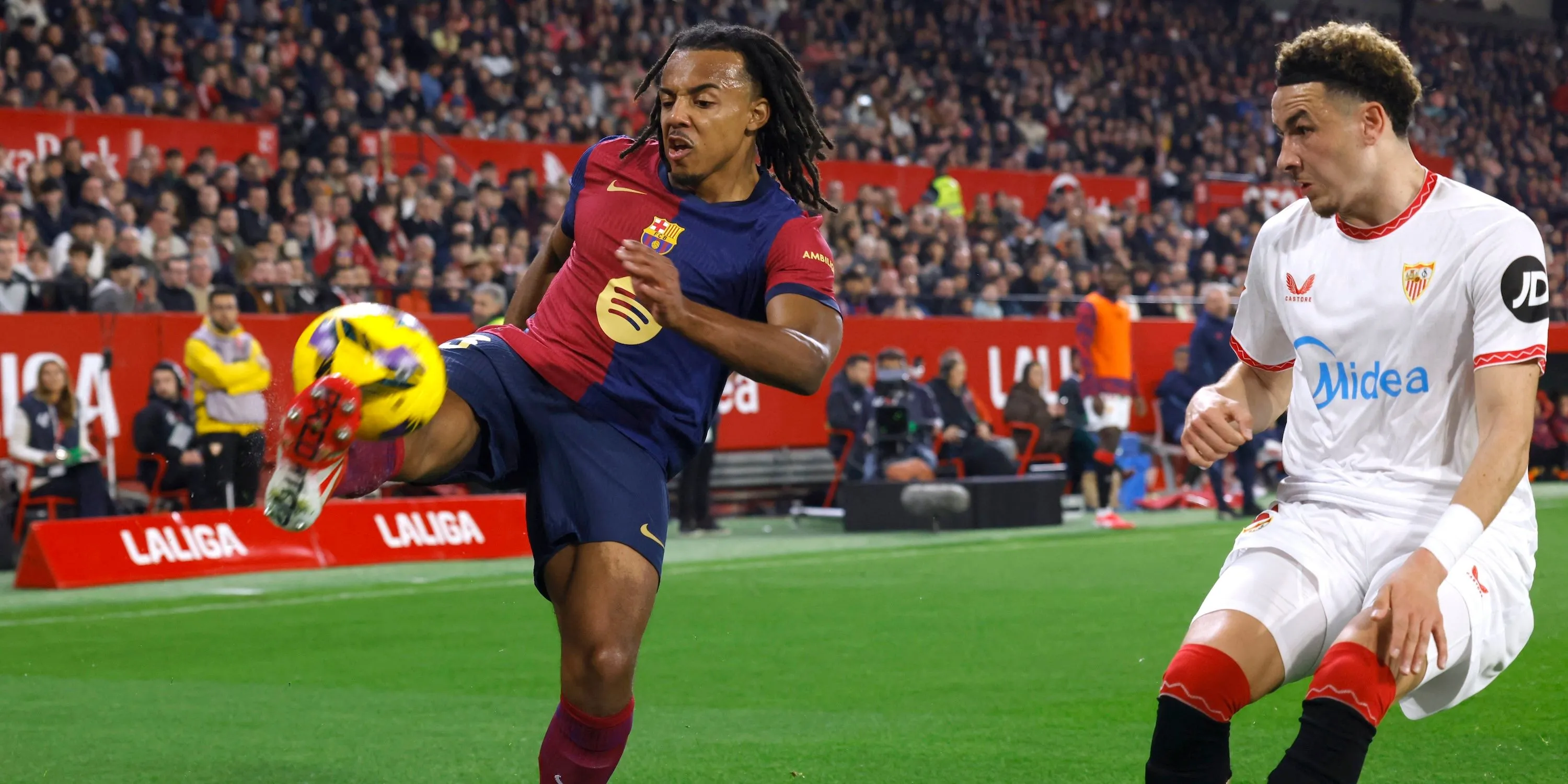 Jules Kounde thể hiện khả năng phòng ngự và chuyền bóng cho Barcelona
