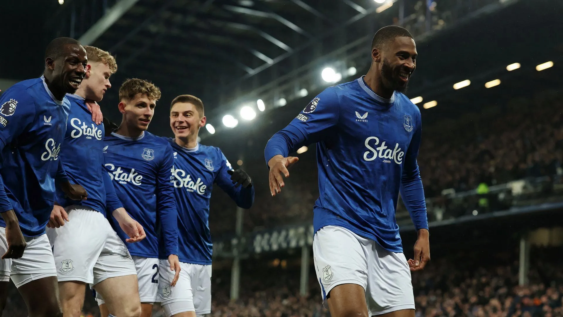 Beto ăn mừng bàn thắng cho Everton vào lưới Liverpool