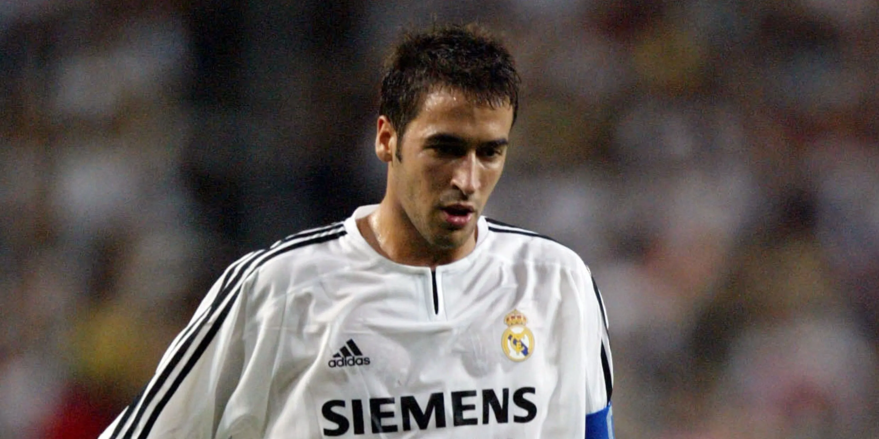 Biểu tượng Raul Gonzalez trong một pha bóng cùng Real Madrid