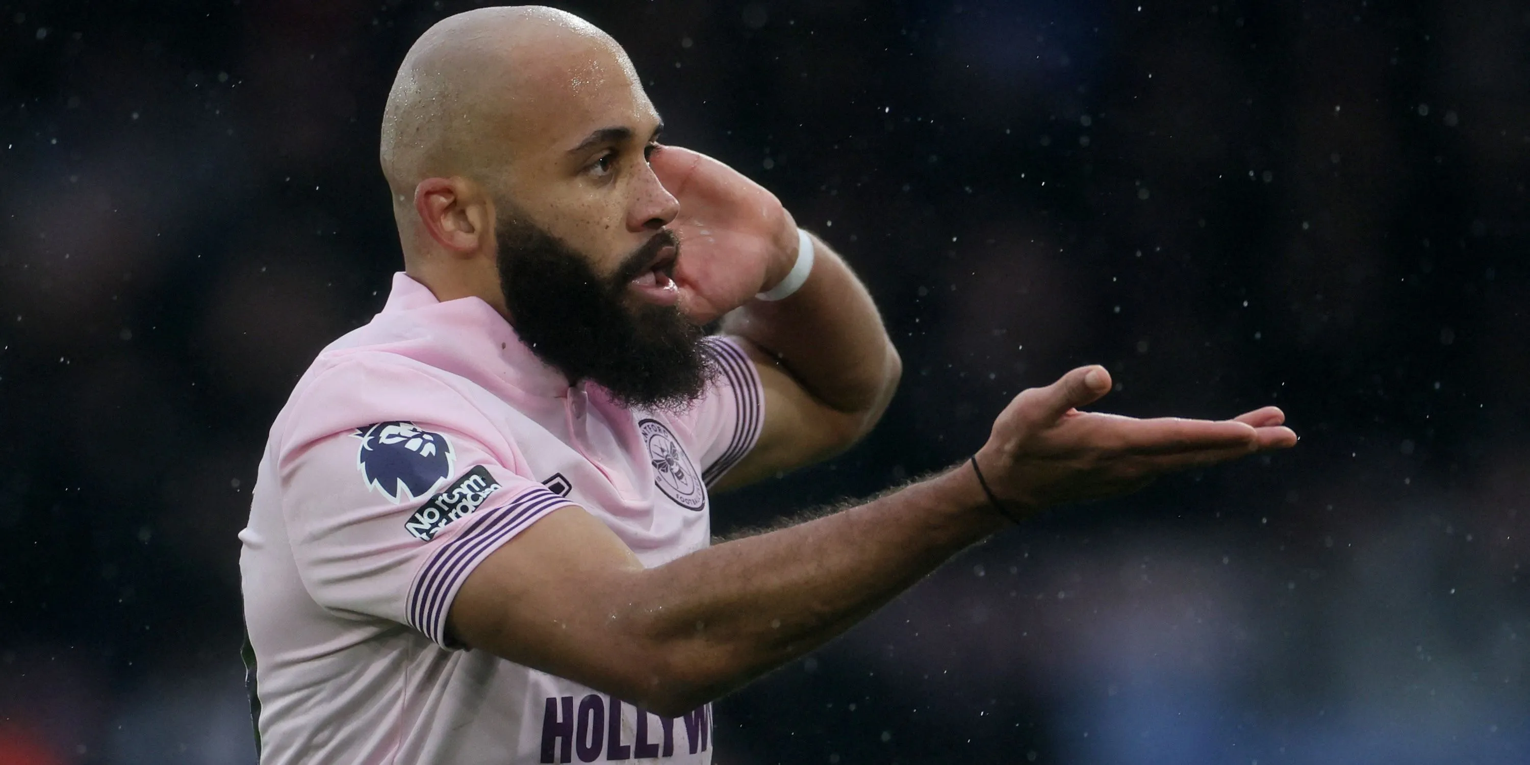 Bryan Mbeumo của Brentford ăn mừng bàn thắng đầu tiên cho đội nhà.