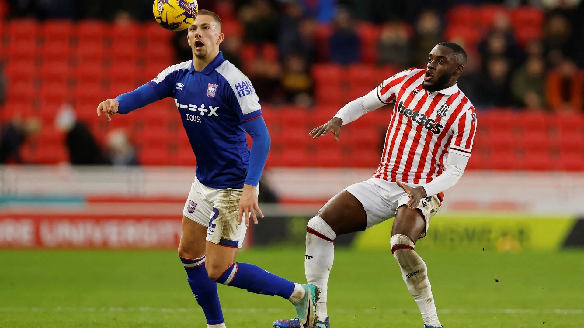 Cảnh cầu thủ Stoke City thi đấu tại giải Championship, nơi Junior Tchamadeu nổi bật mùa giải 2024-25
