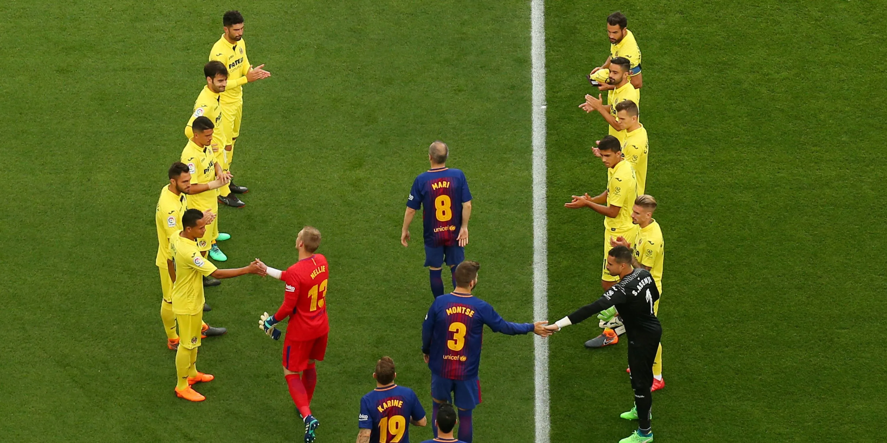 Cầu thủ Barcelona nhận hàng rào danh dự