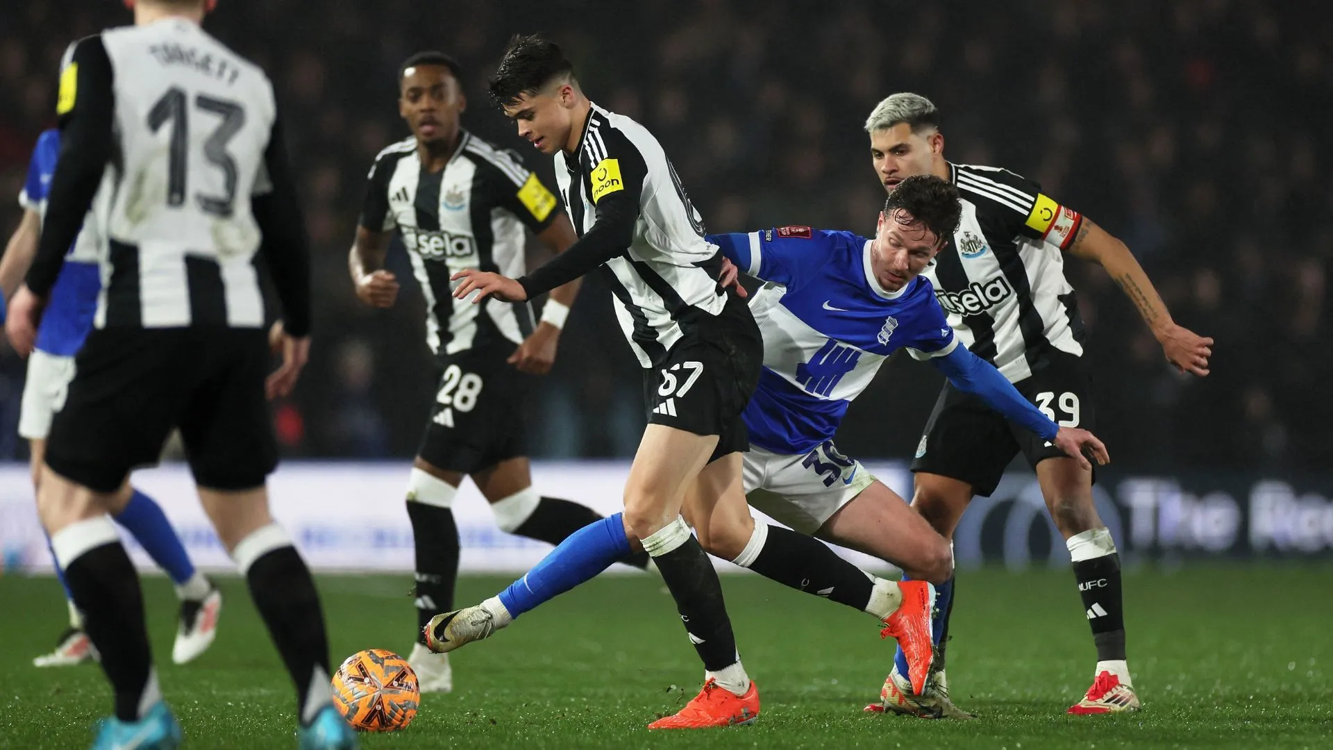 Cầu thủ Birmingham City ăn mừng bàn thắng]