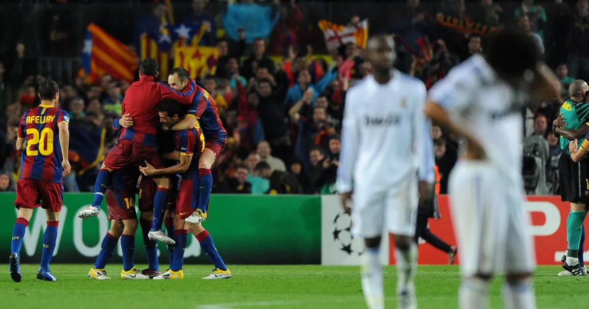 Cầu thủ Real Madrid và Barcelona tranh chấp bóng trong trận El Clasico căng thẳng, giai đoạn Jose Mourinho dẫn dắt Real Madrid