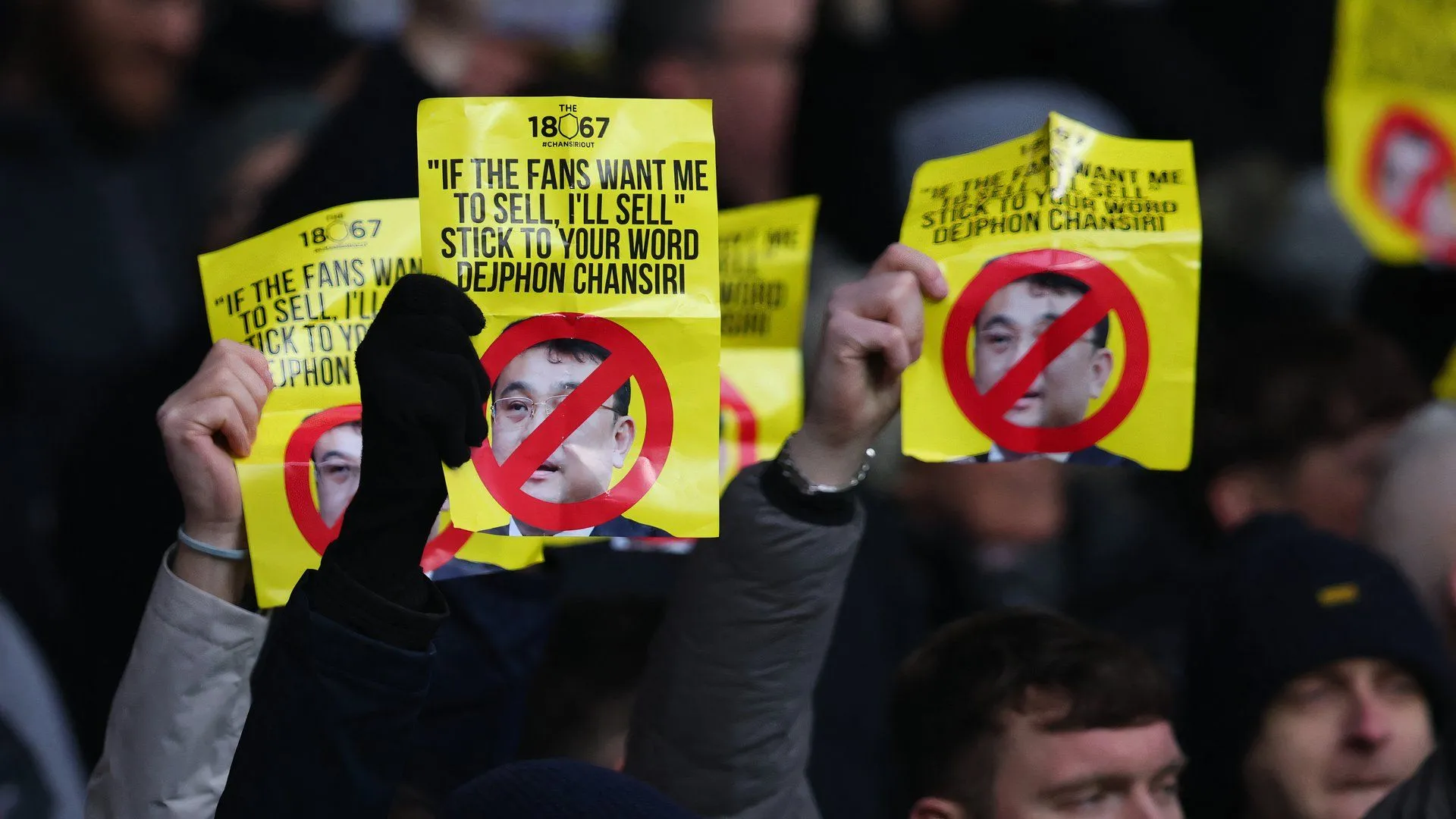 Chủ sở hữu Dejphon Chansiri đối mặt sự phản đối từ người hâm mộ Sheffield Wednesday