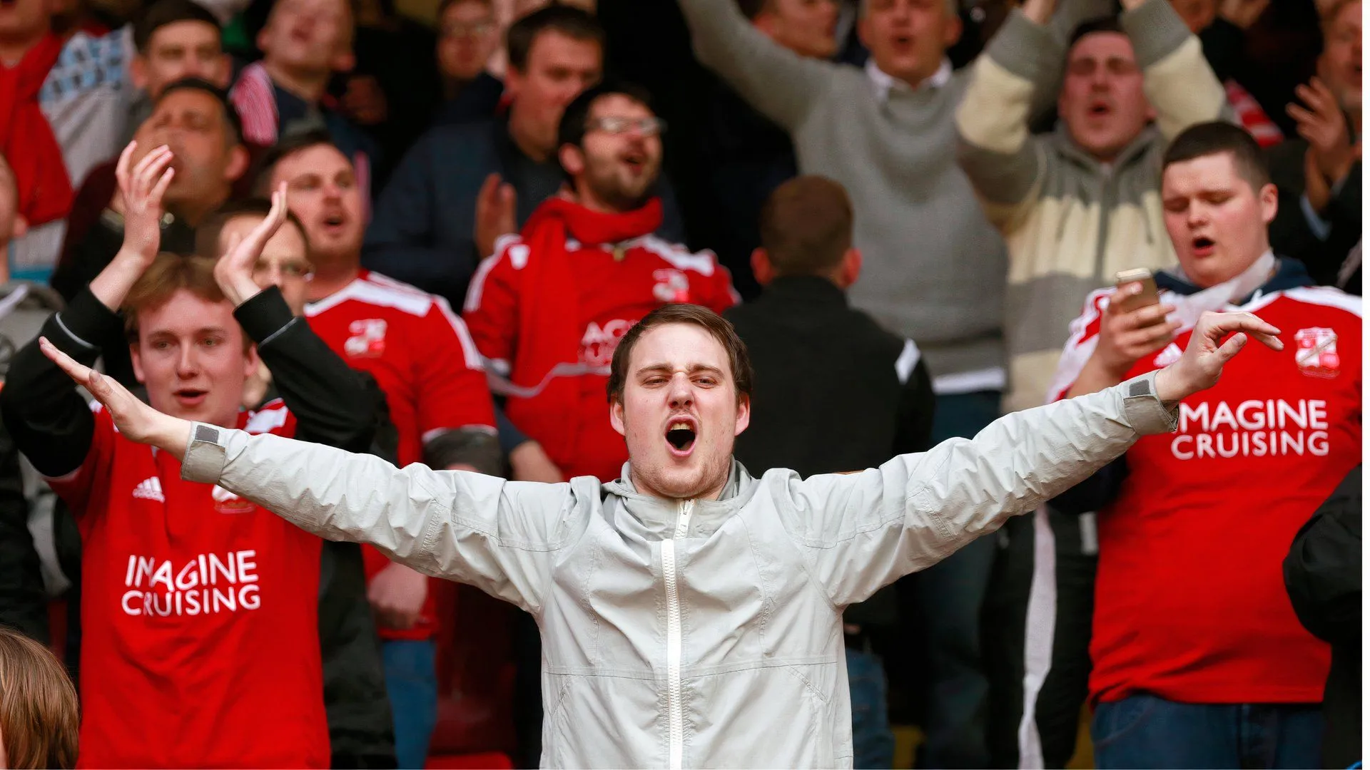 Cổ động viên Swindon Town - sự ủng hộ dành cho các cầu thủ trẻ như Botan Ameen
