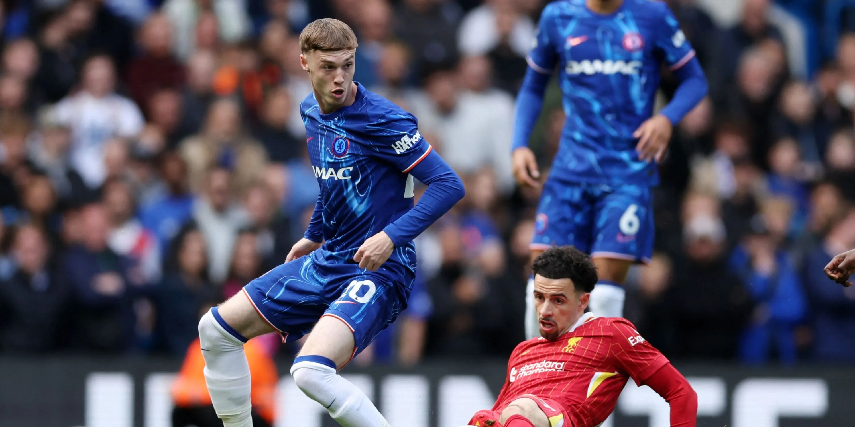 Cole Palmer của Chelsea đi bóng qua Curtis Jones của Liverpool trong một trận đấu tại Premier League.