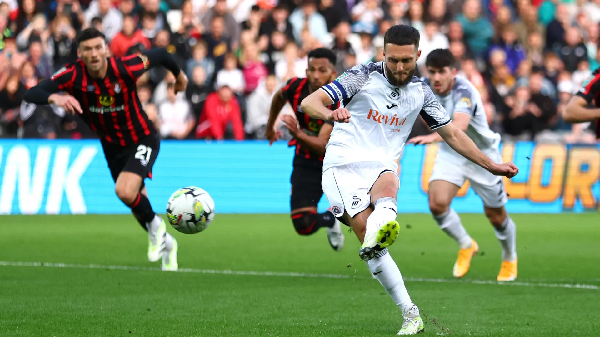Đội trưởng Matt Grimes của Swansea City trong trận đấu