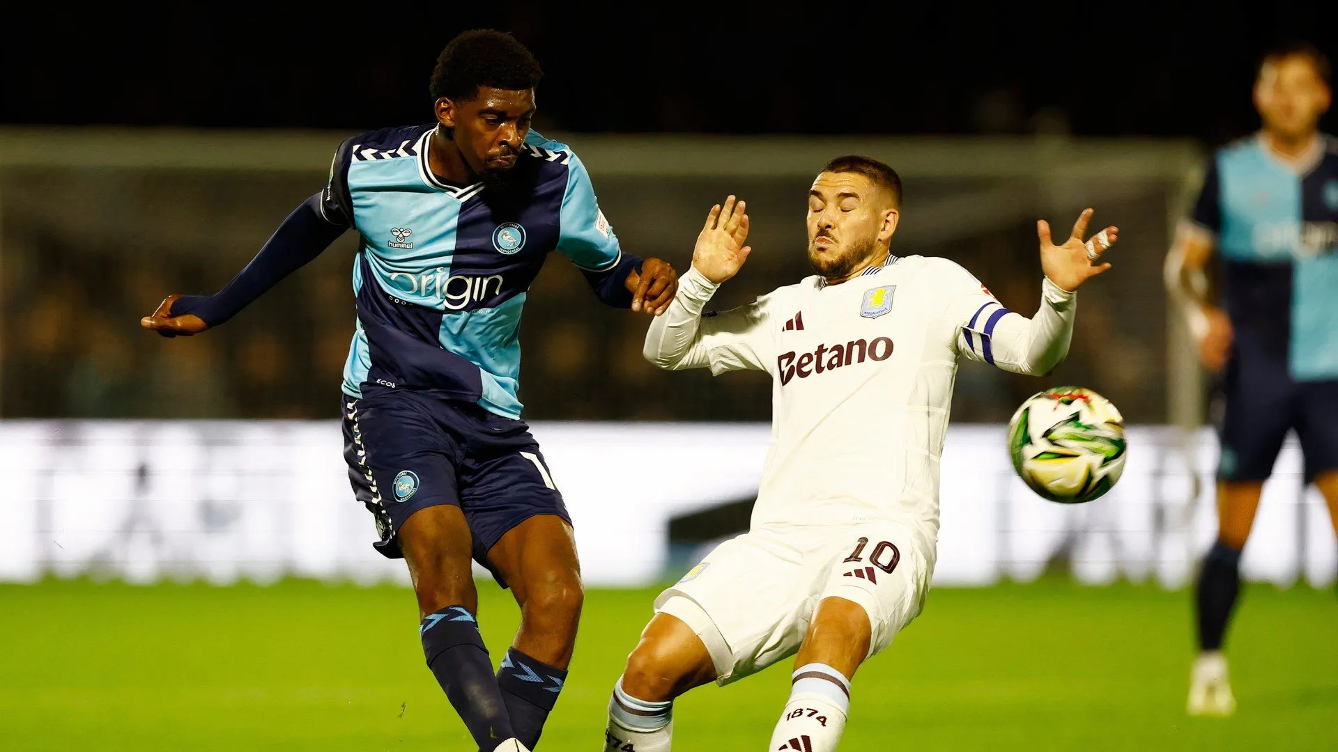 Emi Buendia trong màu áo Aston Villa, cầu thủ được liên kết chuyển nhượng với Leeds United