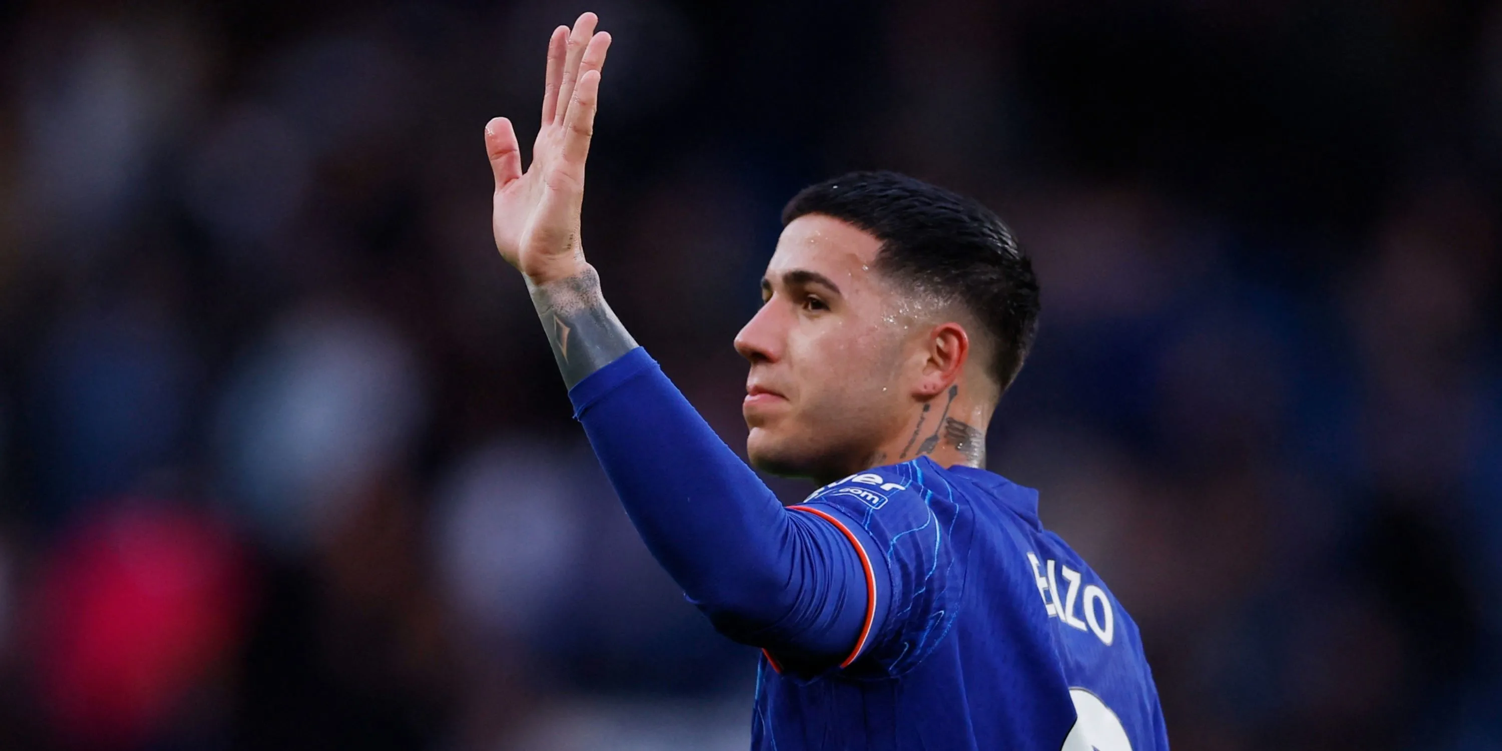 Enzo Fernandez thi đấu cho Chelsea ở Premier League