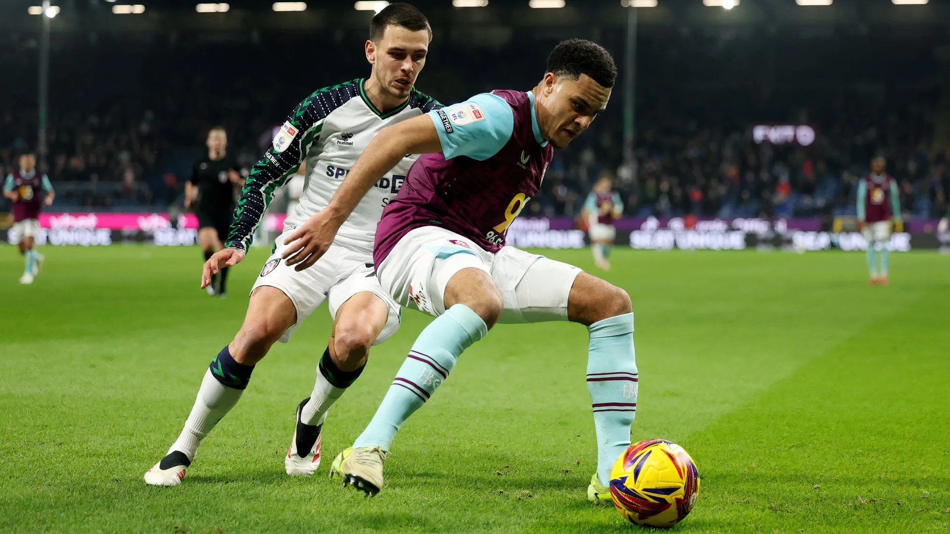 Hậu vệ CJ Egan-Riley trong màu áo Burnley tại giải Championship