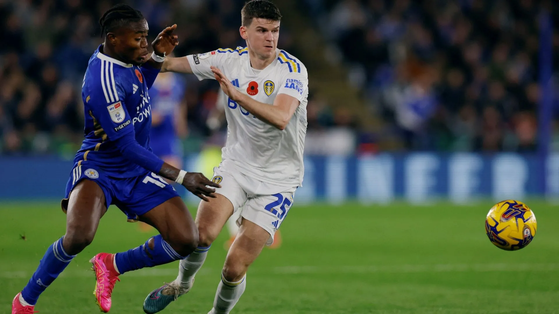 Hậu vệ đa năng Sam Byram của Leeds United tranh chấp bóng trên sân
