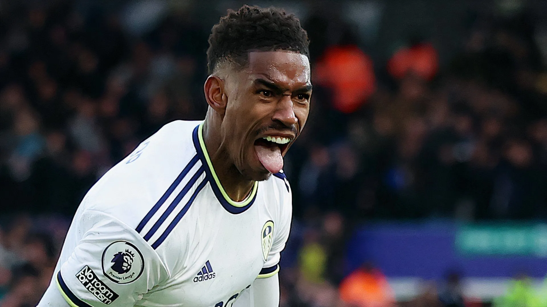 Hậu vệ Junior Firpo trong màu áo Leeds United, mục tiêu chuyển nhượng của Lazio và nhiều đội bóng khác