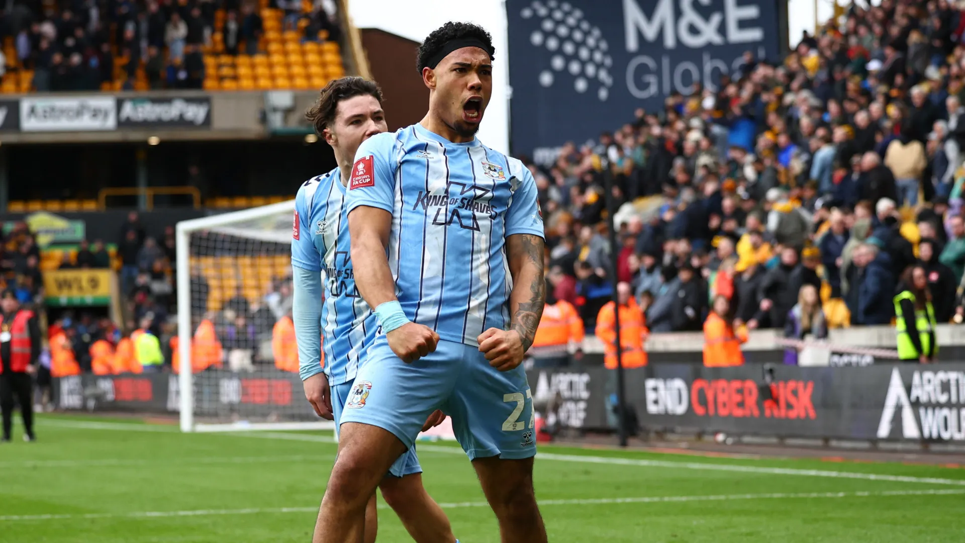 Hậu vệ Milan van Ewijk của Coventry City trong một trận đấu