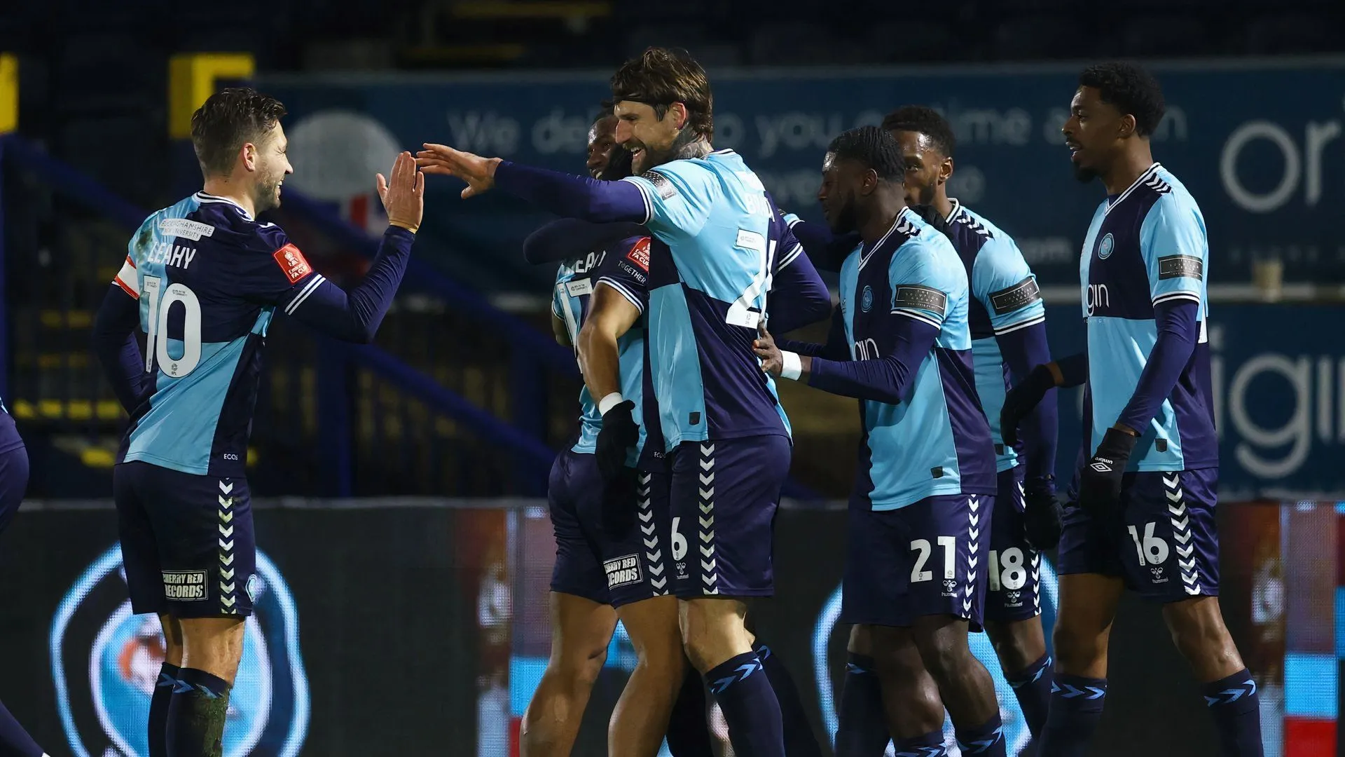 Hậu vệ Sonny Bradley trong màu áo Wycombe Wanderers