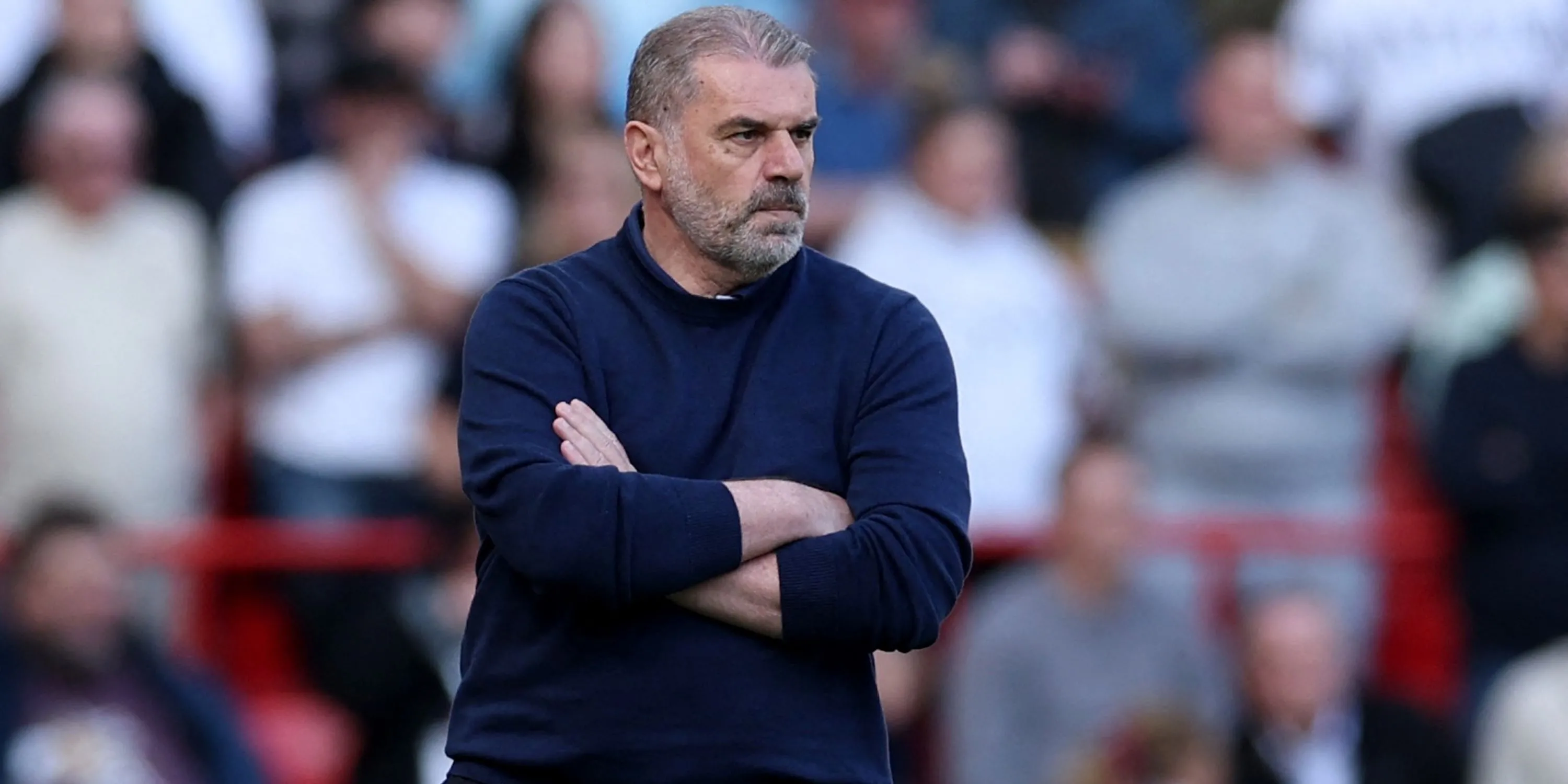 HLV Ange Postecoglou của Tottenham trầm ngâm theo dõi trận đấu từ đường biên