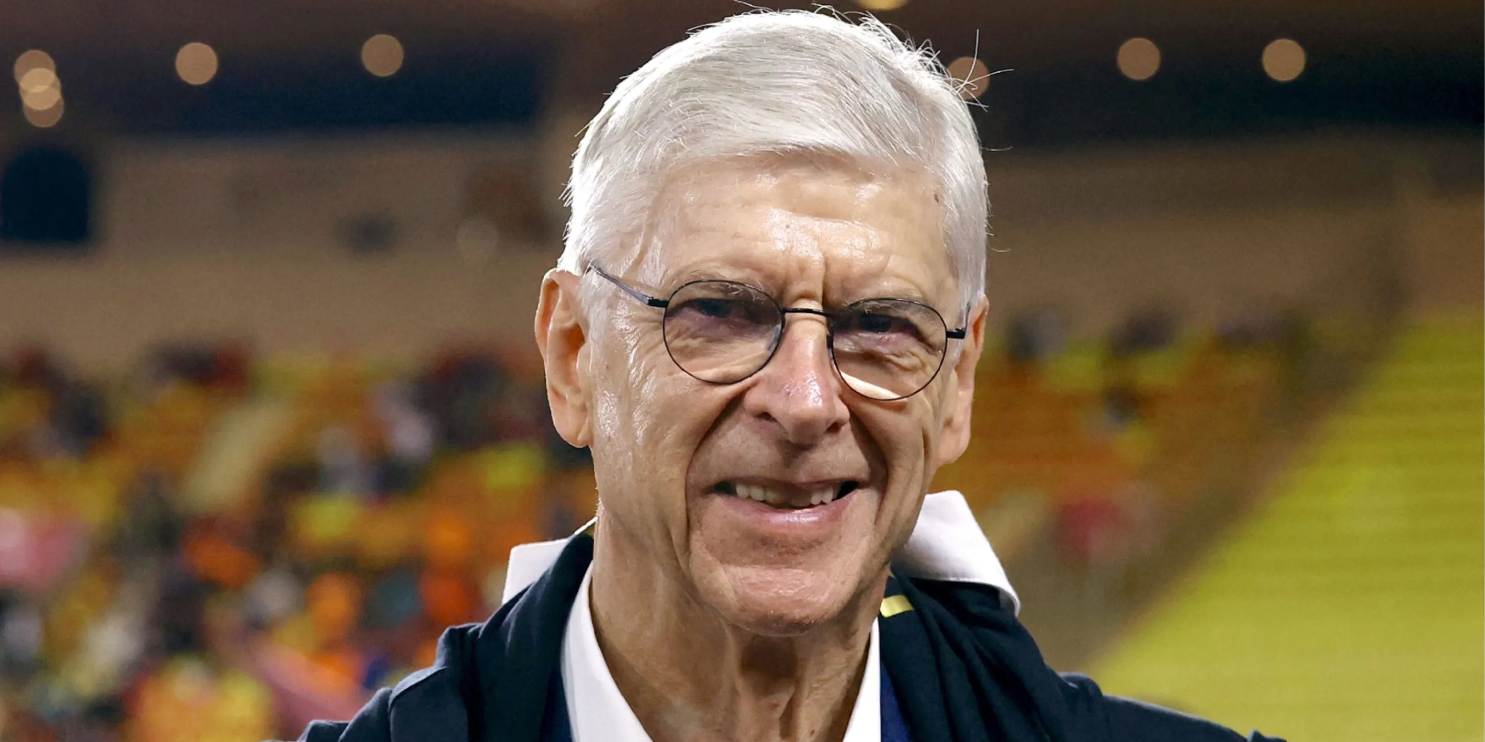 HLV Arsene Wenger trong trang phục quen thuộc trên đường pitch