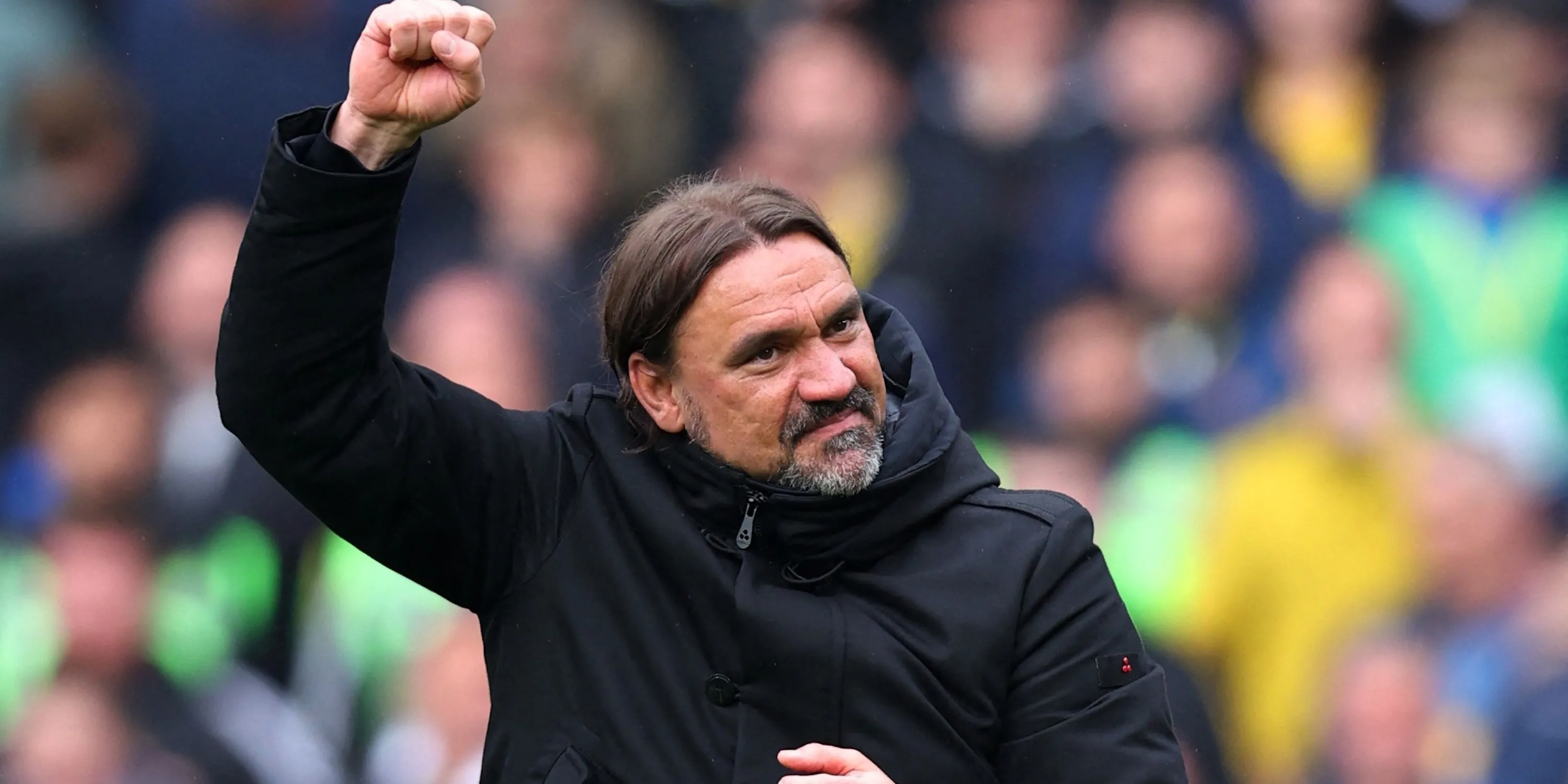 HLV Daniel Farke ăn mừng cùng Leeds United sau khi giành quyền thăng hạng Premier League