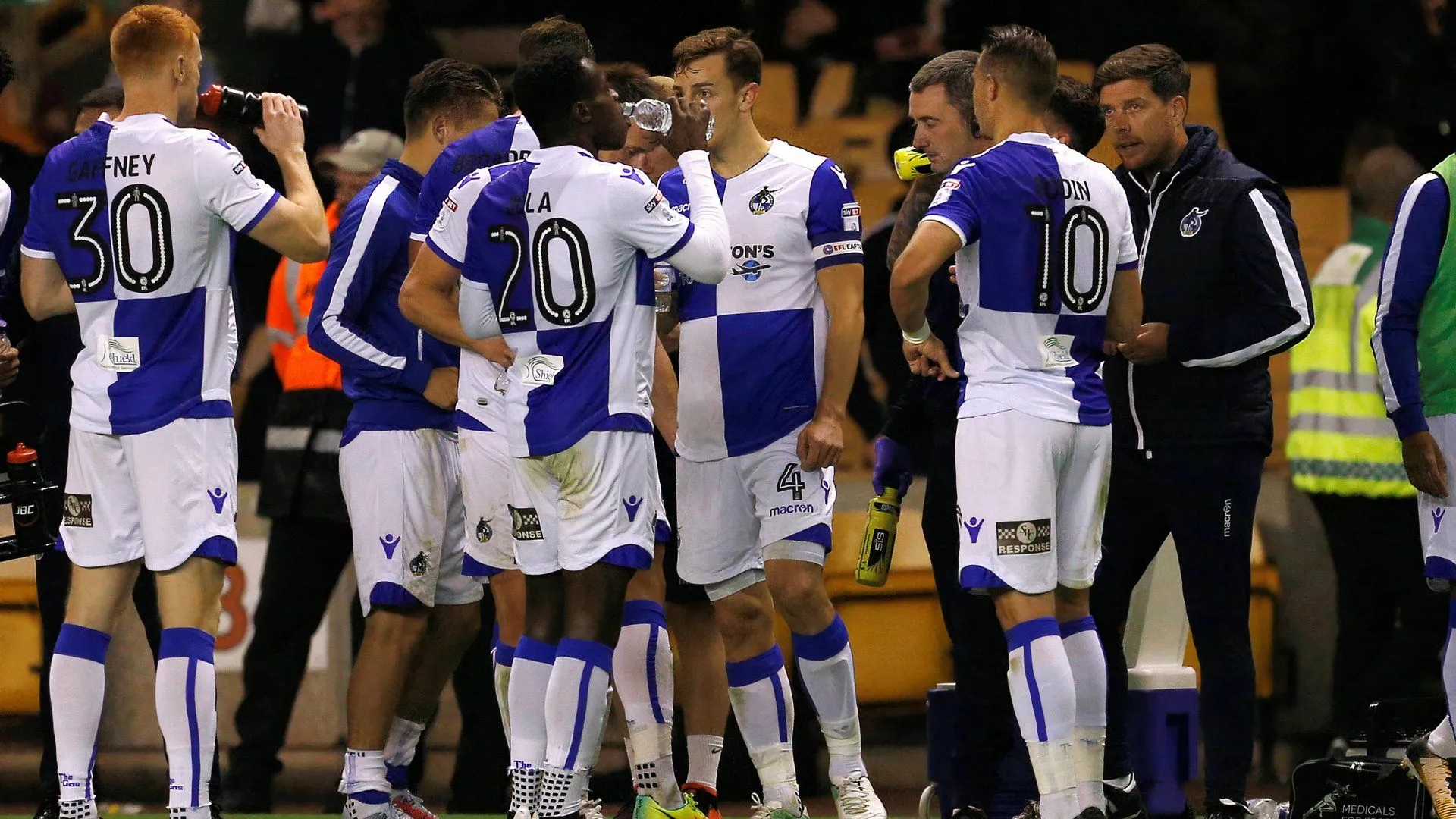 HLV Darrell Clarke chỉ đạo Bristol Rovers trong trận đấu trước đây