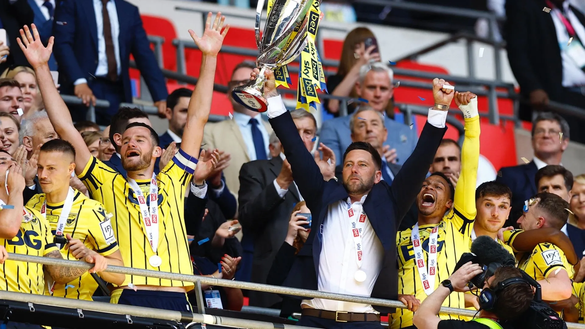 HLV Des Buckingham trên băng ghế chỉ đạo của Oxford United, nơi ông đã giành quyền thăng hạng League One