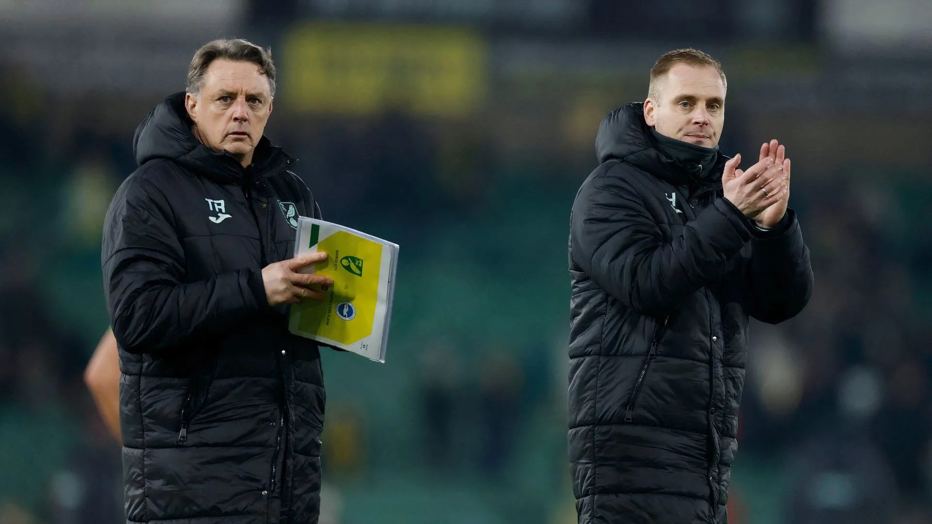 HLV Johannes Hoff Thorup chỉ đạo trận đấu của Norwich City
