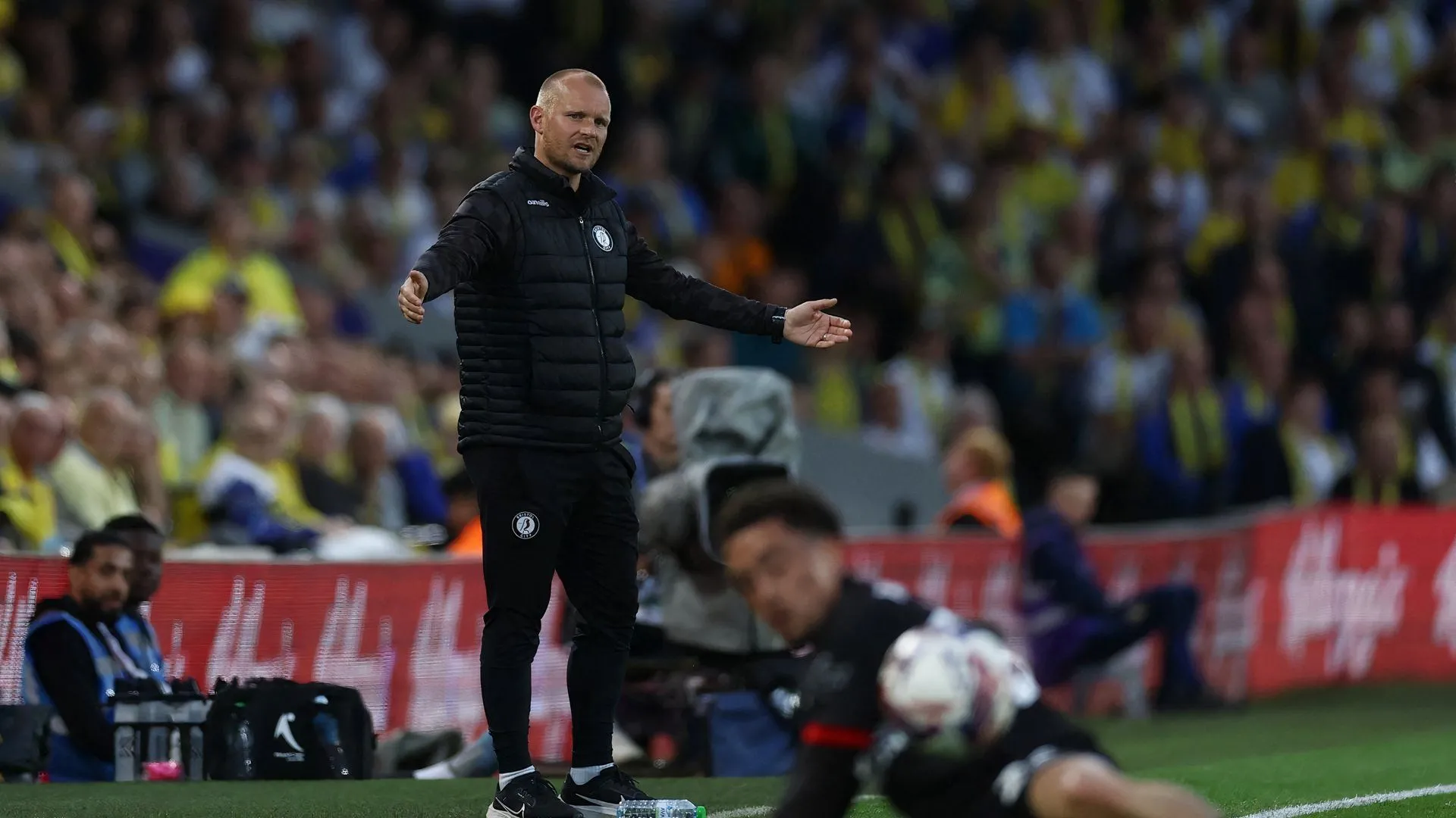 HLV Liam Manning chỉ đạo Bristol City trong trận đấu