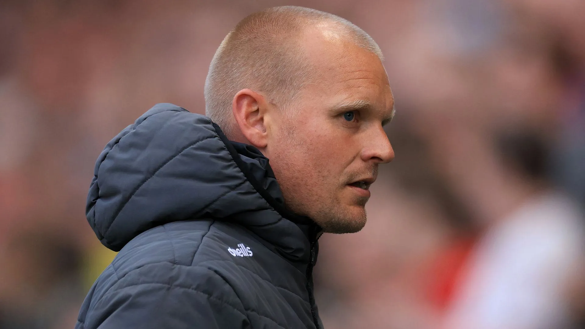 HLV Liam Manning trong trận đấu play-off Championship gặp Sheffield United