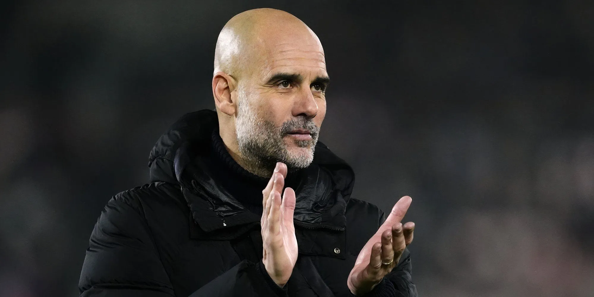 HLV Manchester City Pep Guardiola vỗ tay tán thưởng