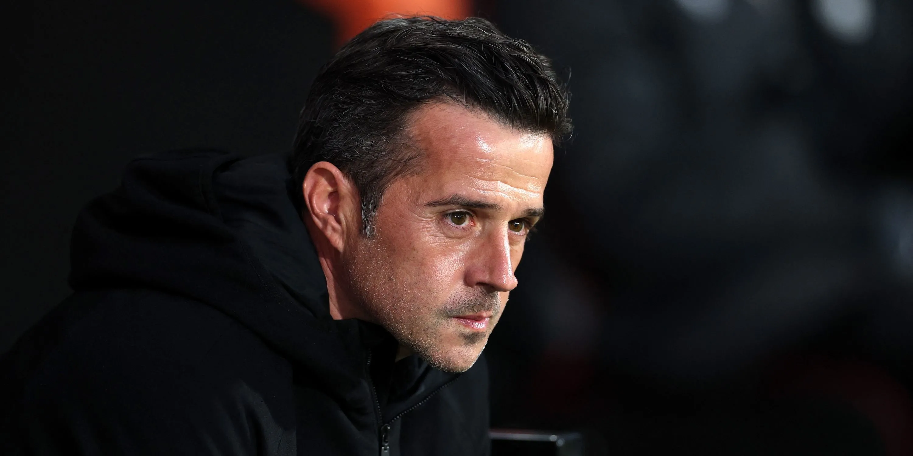 HLV Marco Silva của Fulham đứng trên sân trước một trận đấu quan trọng