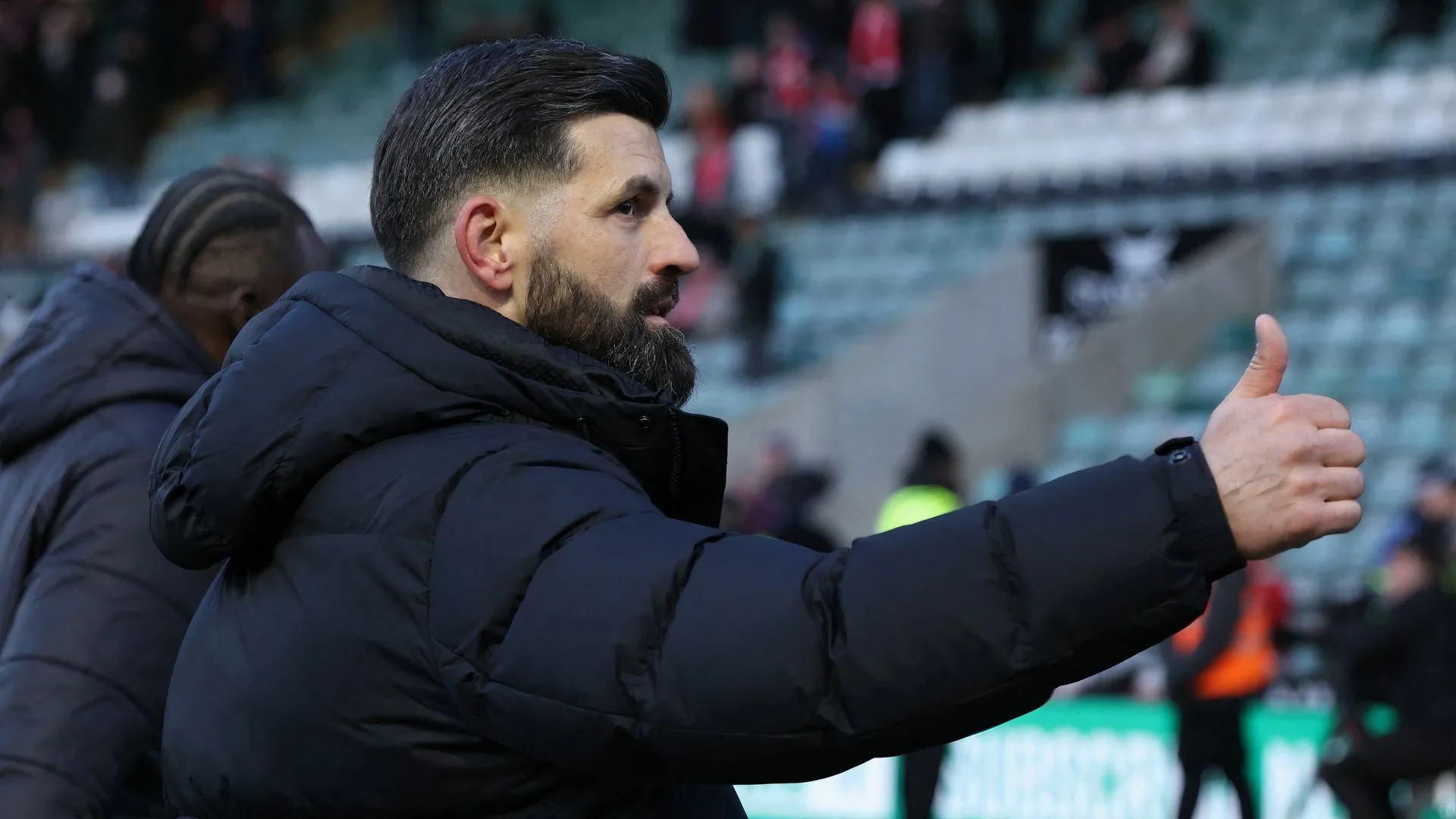 HLV Miron Muslic ăn mừng đầy cảm xúc sau chiến thắng đáng nhớ của Plymouth Argyle trước Liverpool, một trong những dấu ấn của ông tại CLB.