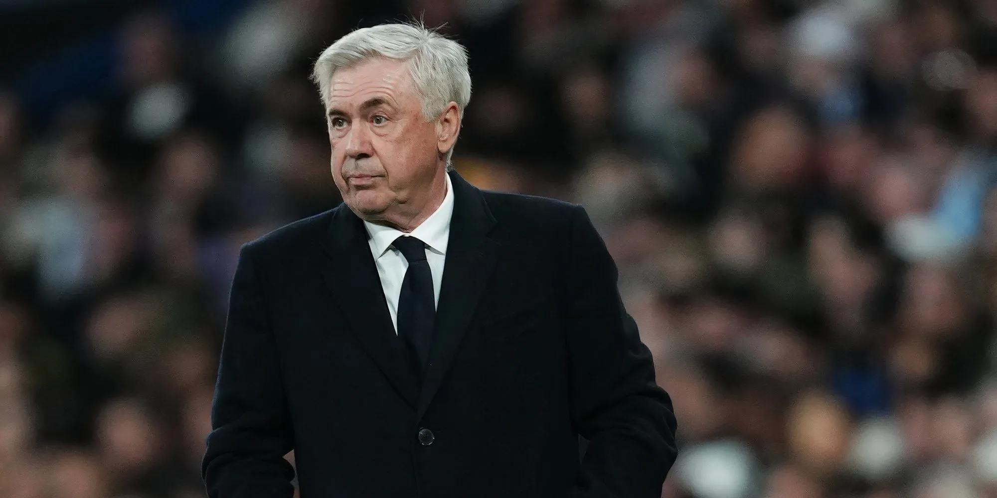 HLV Real Madrid Carlo Ancelotti chỉ đạo bên ngoài đường biên