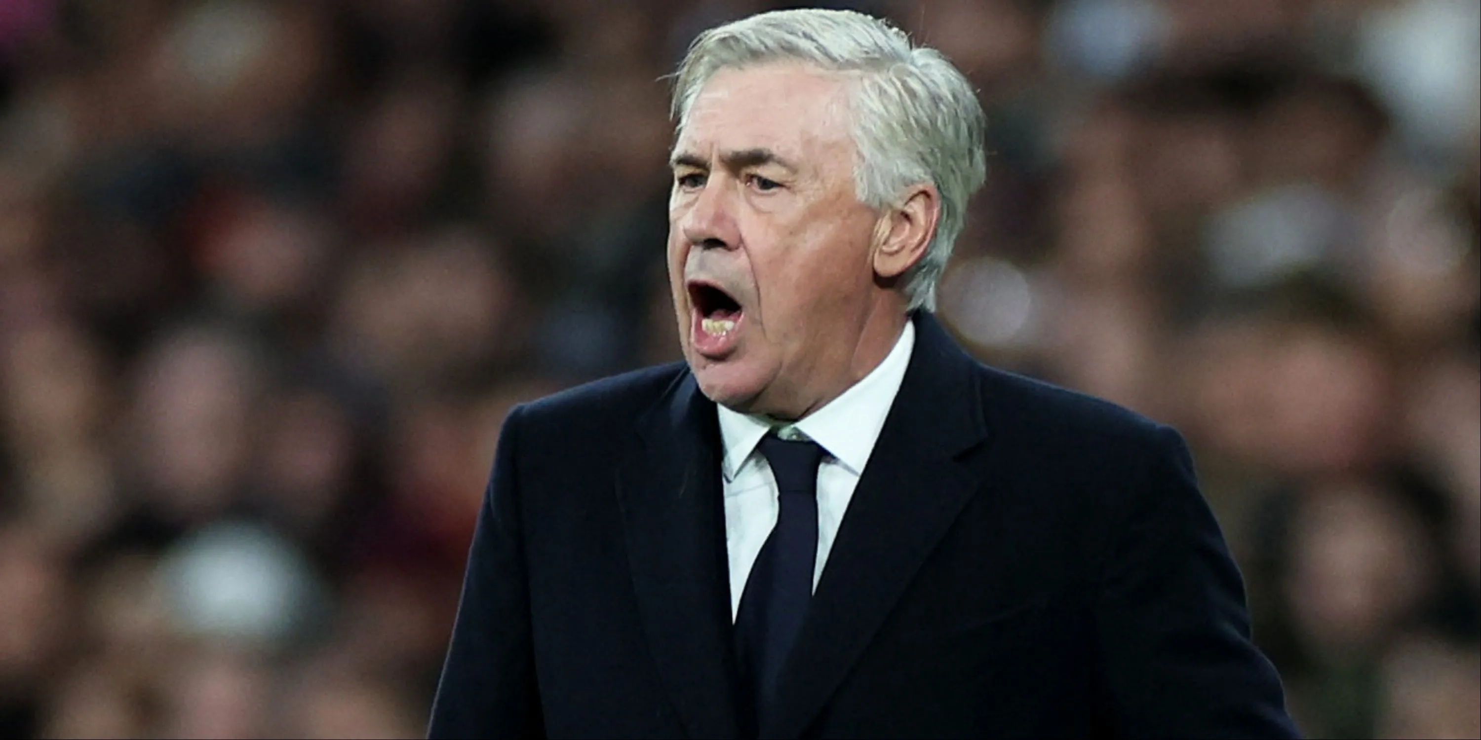 HLV Real Madrid Carlo Ancelotti đang hét lớn chỉ đạo từ khu vực kỹ thuật