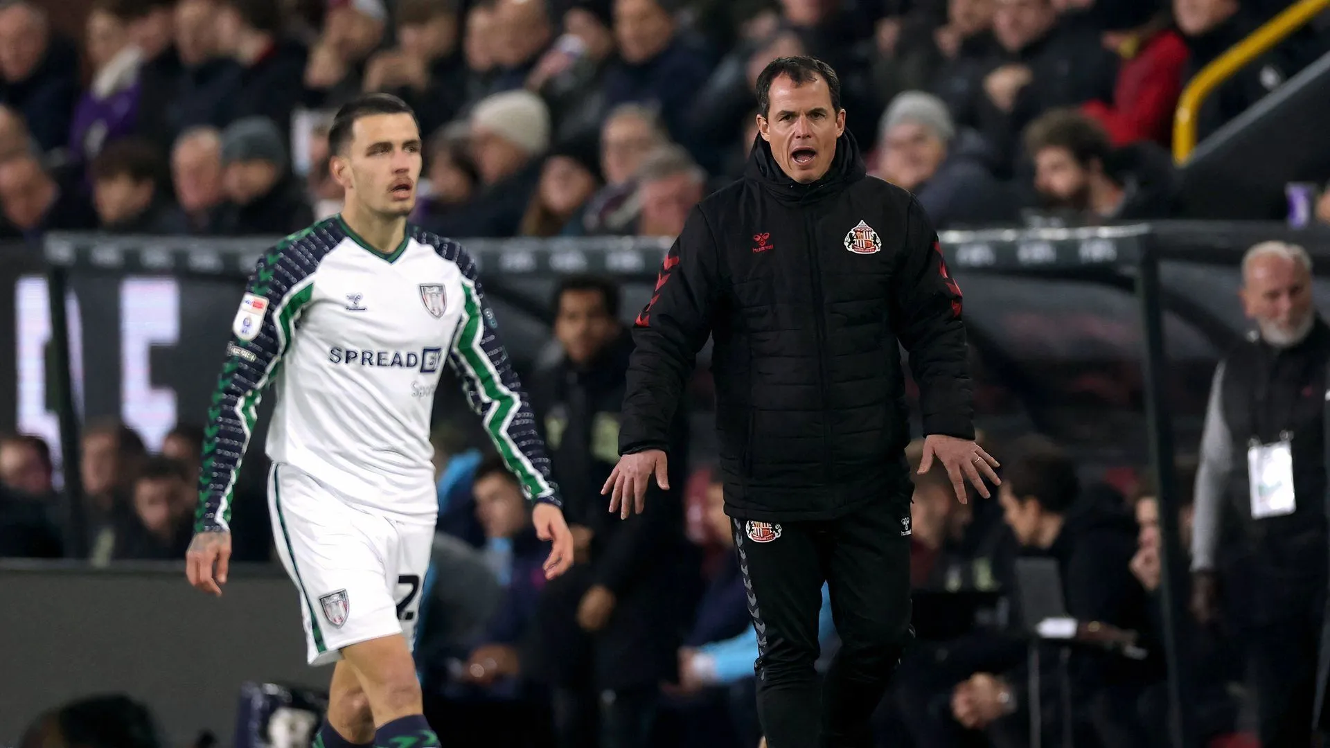 HLV Regis Le Bris của Sunderland đang chỉ đạo các học trò bên đường biên