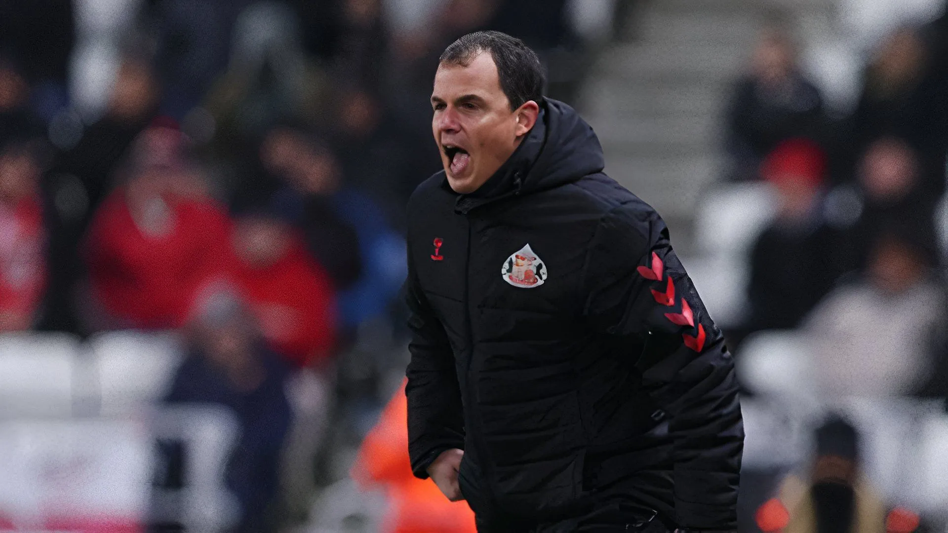 HLV Regis Le Bris trên sân tập cùng các cầu thủ Sunderland chuẩn bị cho trận đấu quan trọng