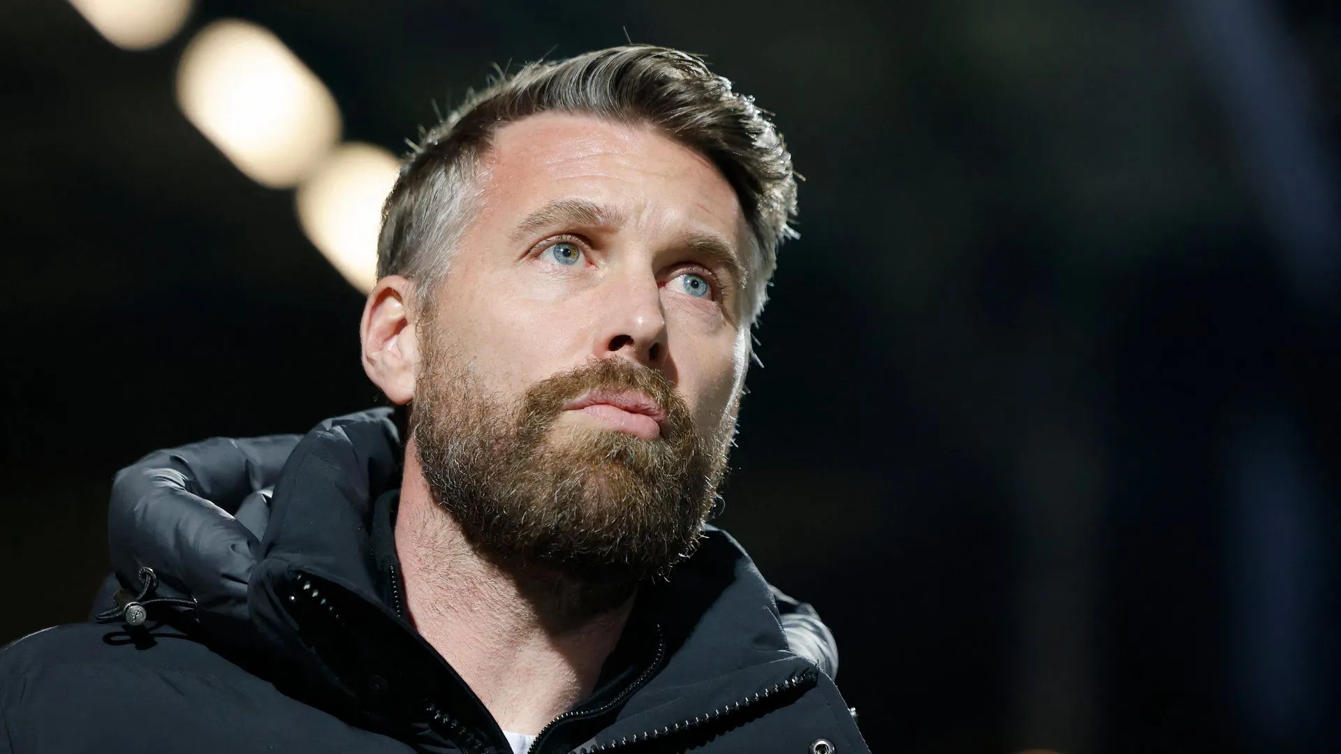 HLV Rob Edwards chỉ đạo Luton Town trong trận đấu với QPR tại Championship