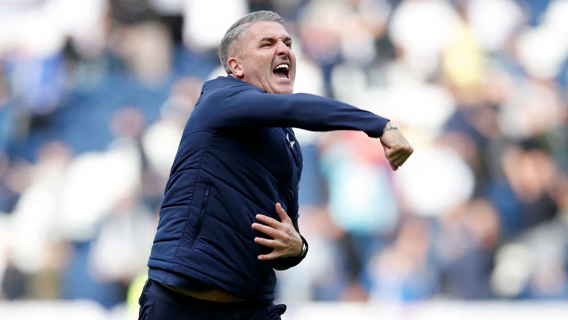 HLV Ryan Lowe của Wigan Athletic ăn mừng