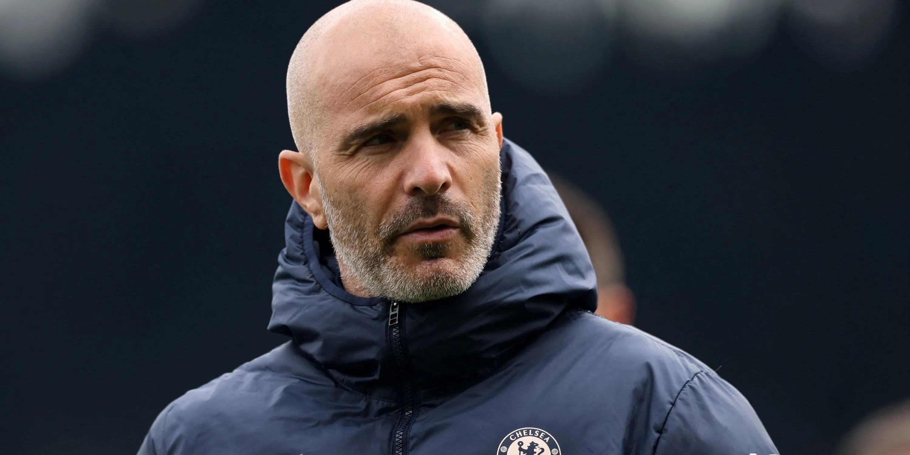 Huấn luyện viên Chelsea Enzo Maresca theo dõi trận đấu