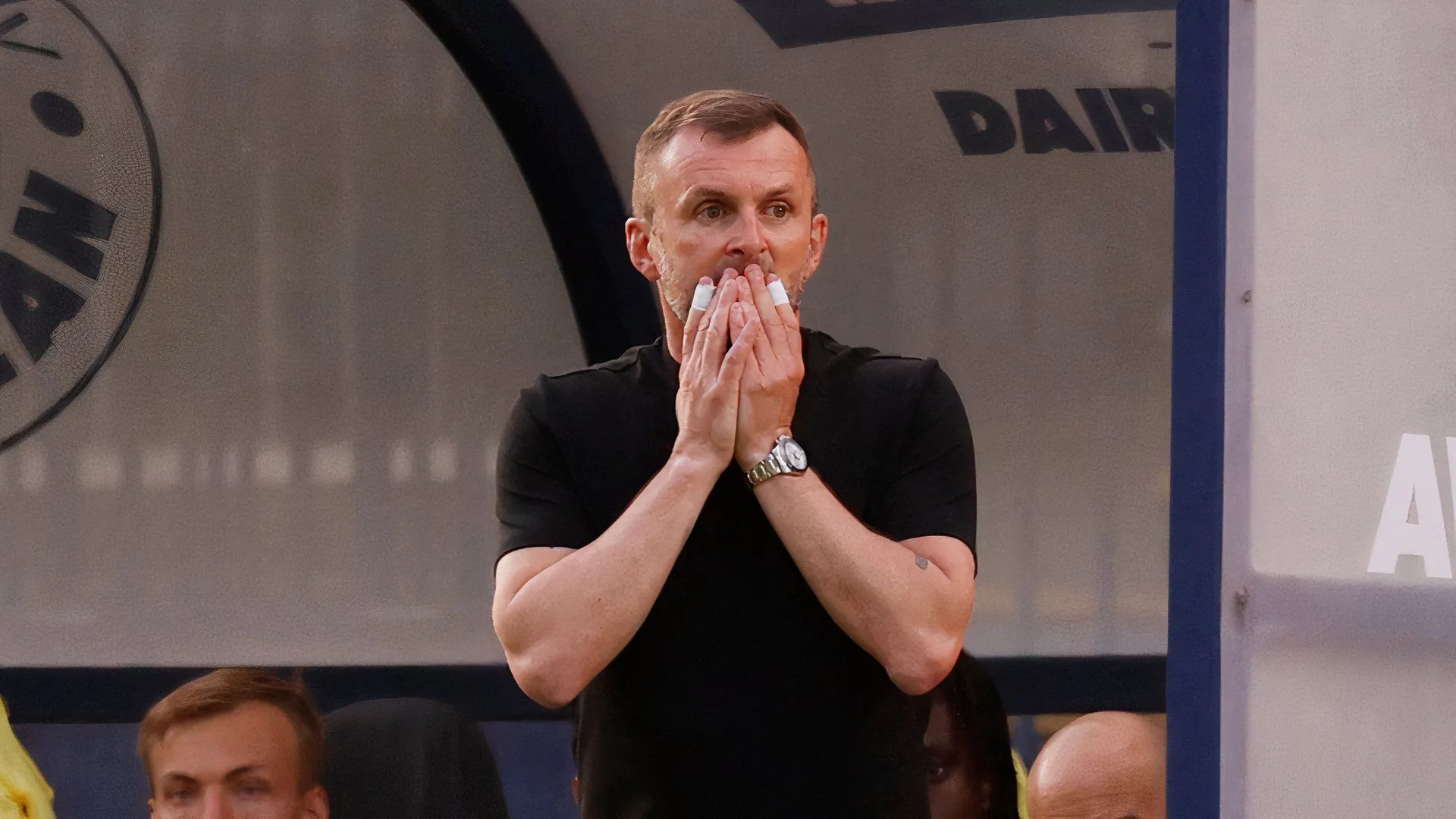 Huấn luyện viên Nathan Jones chỉ đạo trong trận đấu của Charlton Athletic, đội bóng nổi bật về phòng ngự dưới thời ông