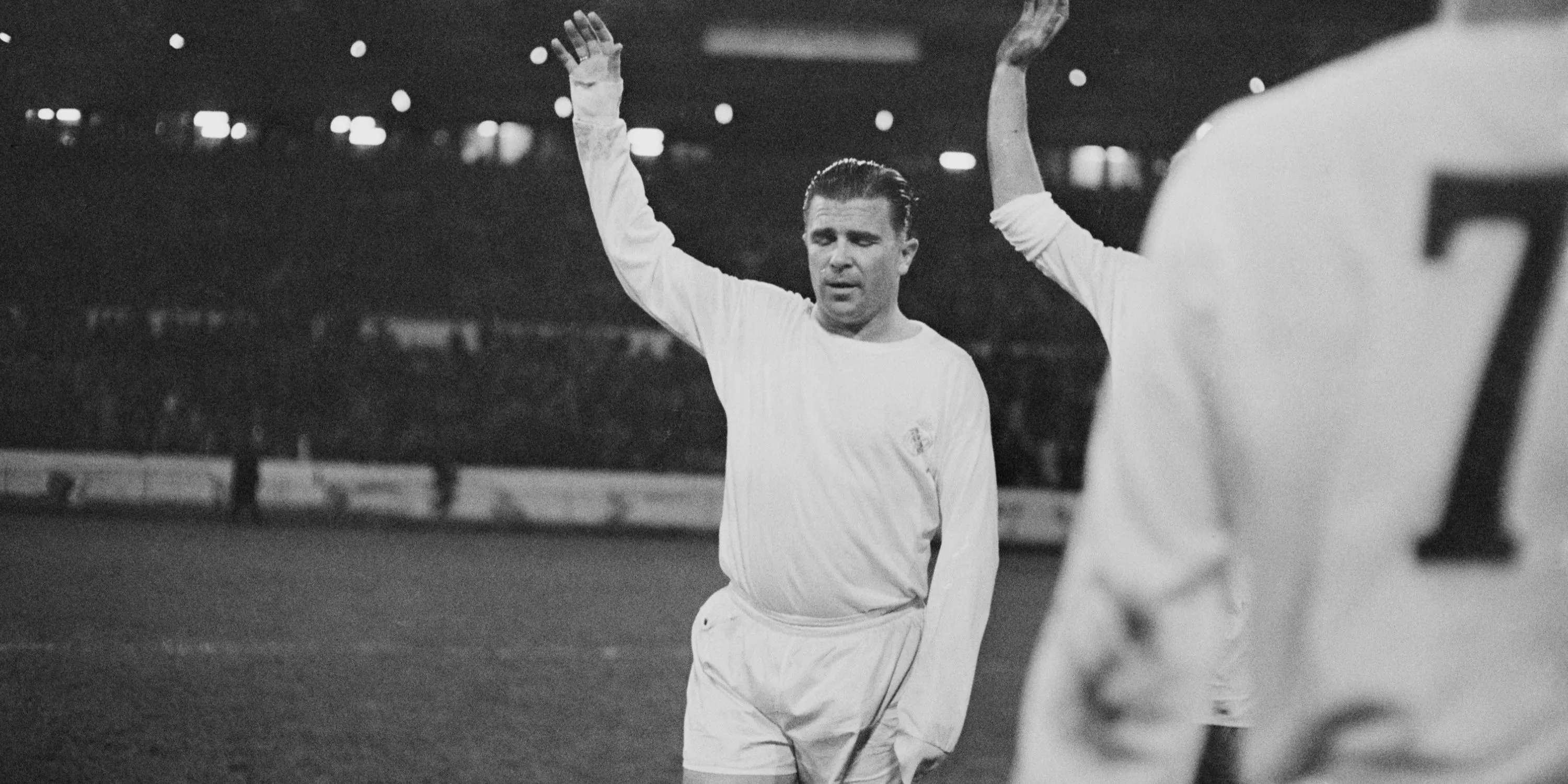 Huyền thoại Ferenc Puskas vẫy tay chào trong màu áo câu lạc bộ Real Madrid