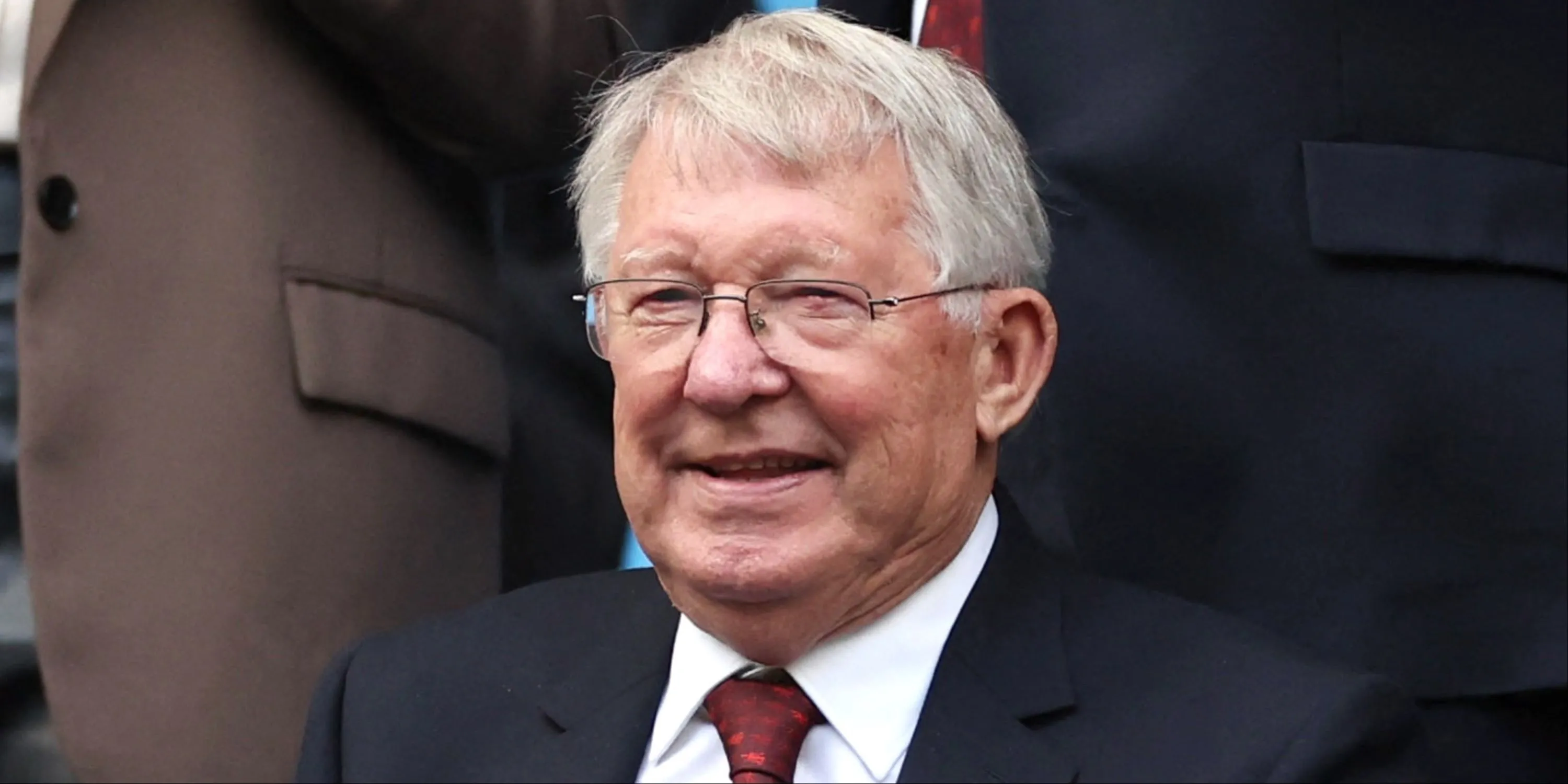 Huyền thoại Sir Alex Ferguson mỉm cười trên khán đài