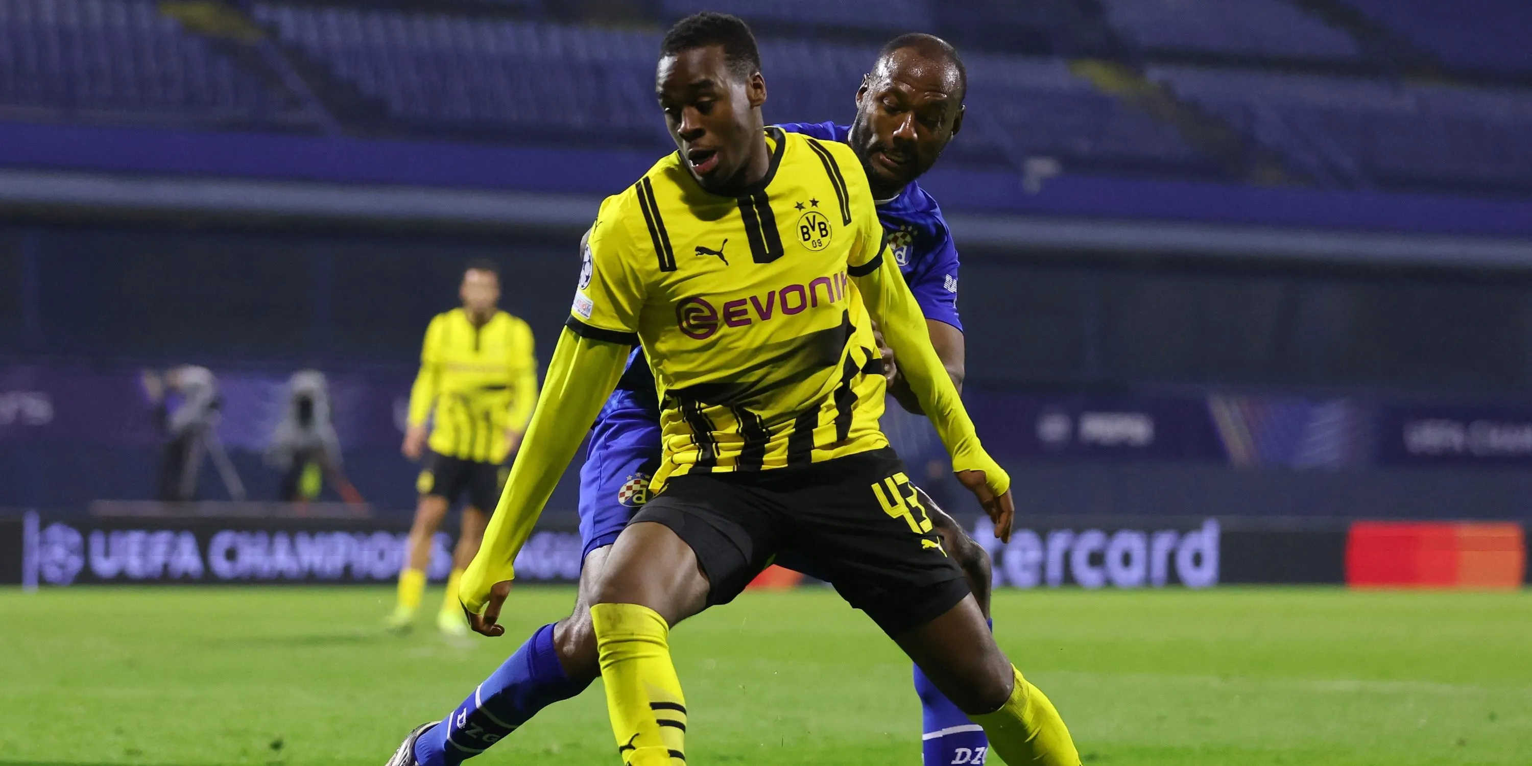 Jamie Bynoe-Gittens (Borussia Dortmund) tranh chấp với Kevin Theophile-Catherine (GNK Dinamo Zagreb)