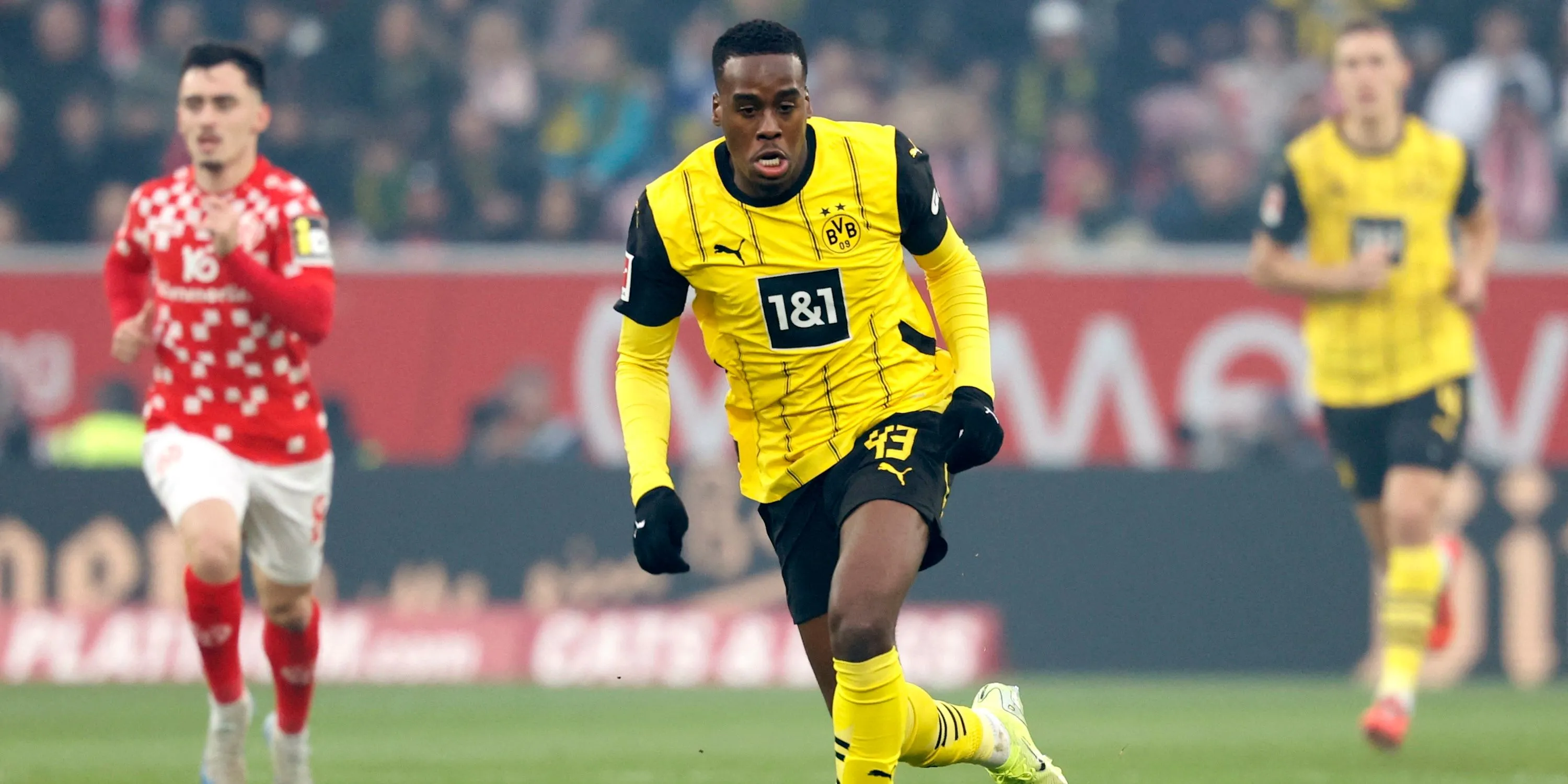 Jamie Bynoe-Gittens của Borussia Dortmund trong một pha bóng