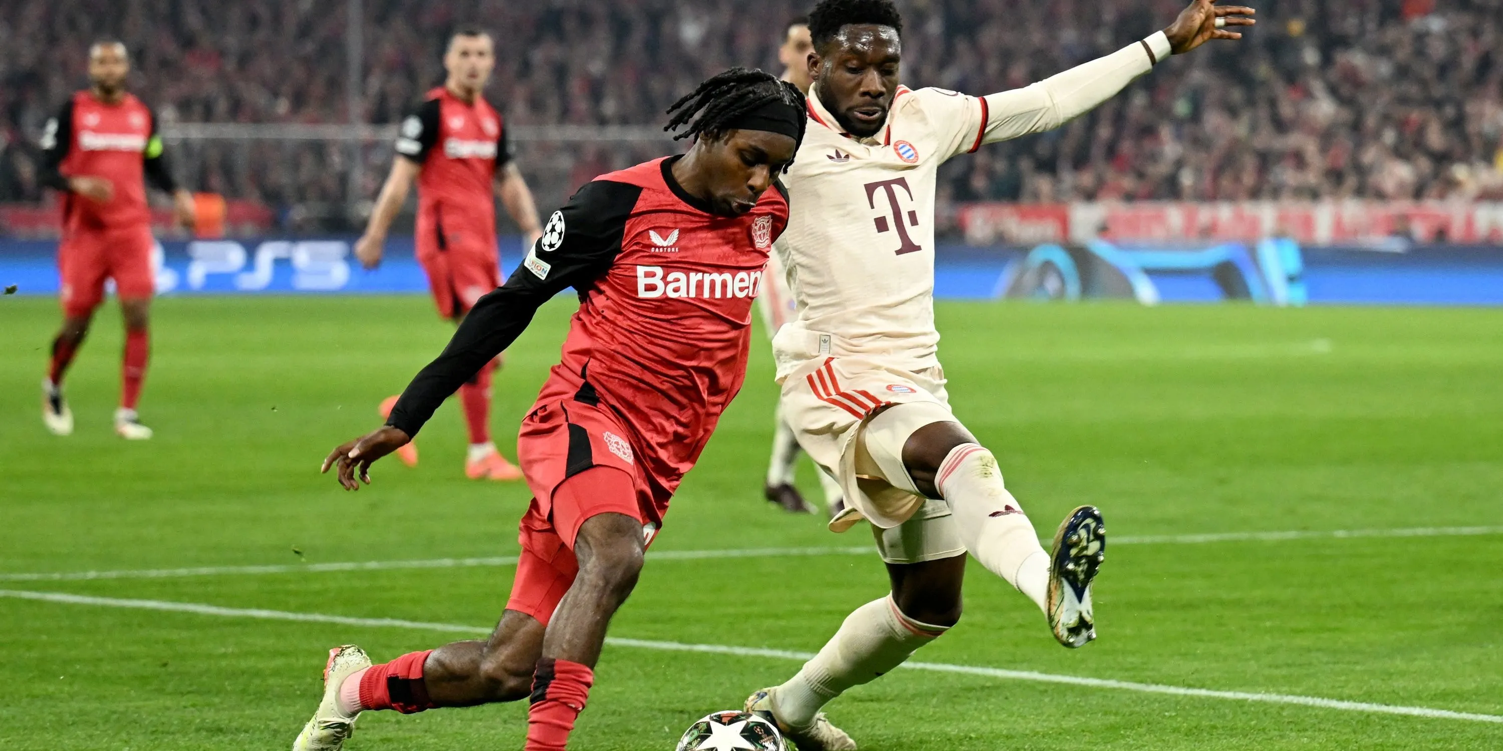 Jeremie Frimpong của Bayer Leverkusen (phải) trong pha tranh chấp bóng với Alphonso Davies của Bayern Munich, mục tiêu tiềm năng của Liverpool
