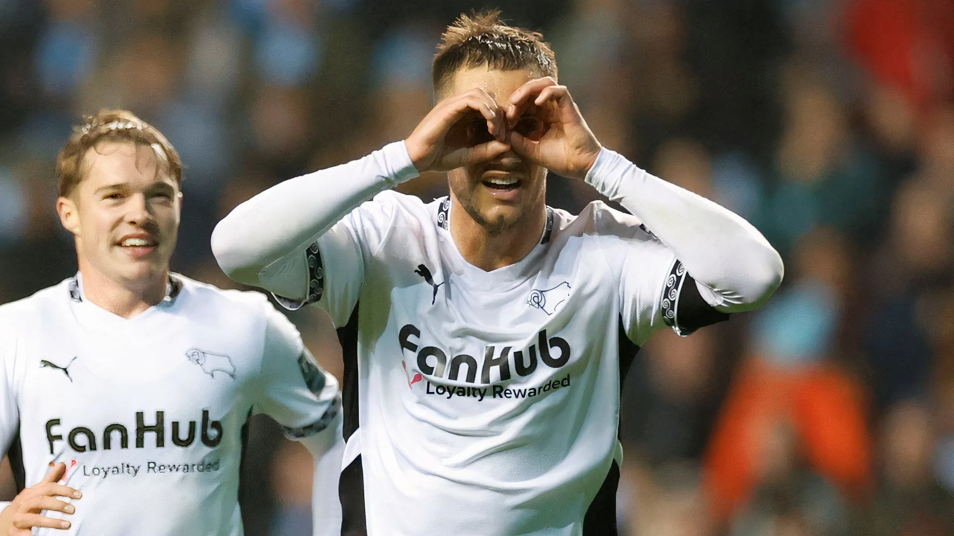 Jerry Yates ăn mừng bàn thắng trong màu áo Derby County mùa giải vừa qua