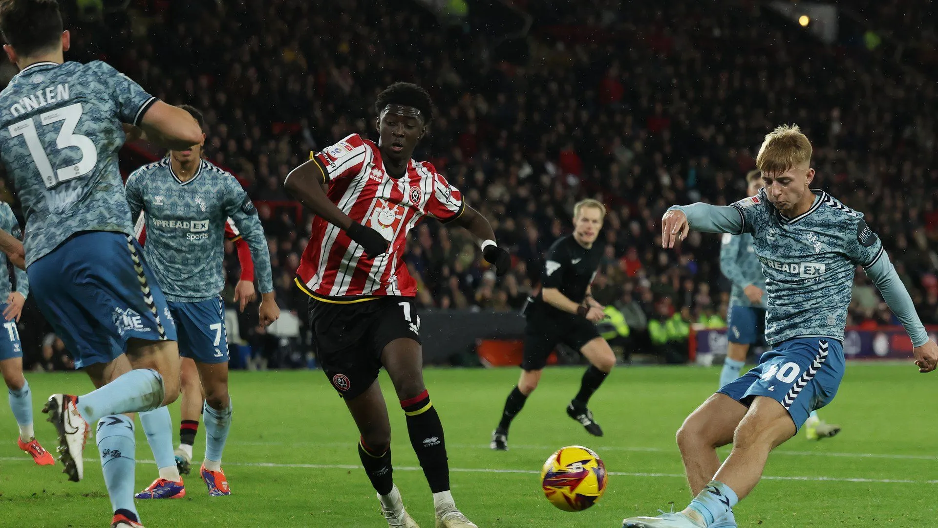 Jesurun Rak-Sakyi (trái) trong màu áo Sheffield United đối đầu Sunderland tại Championship.