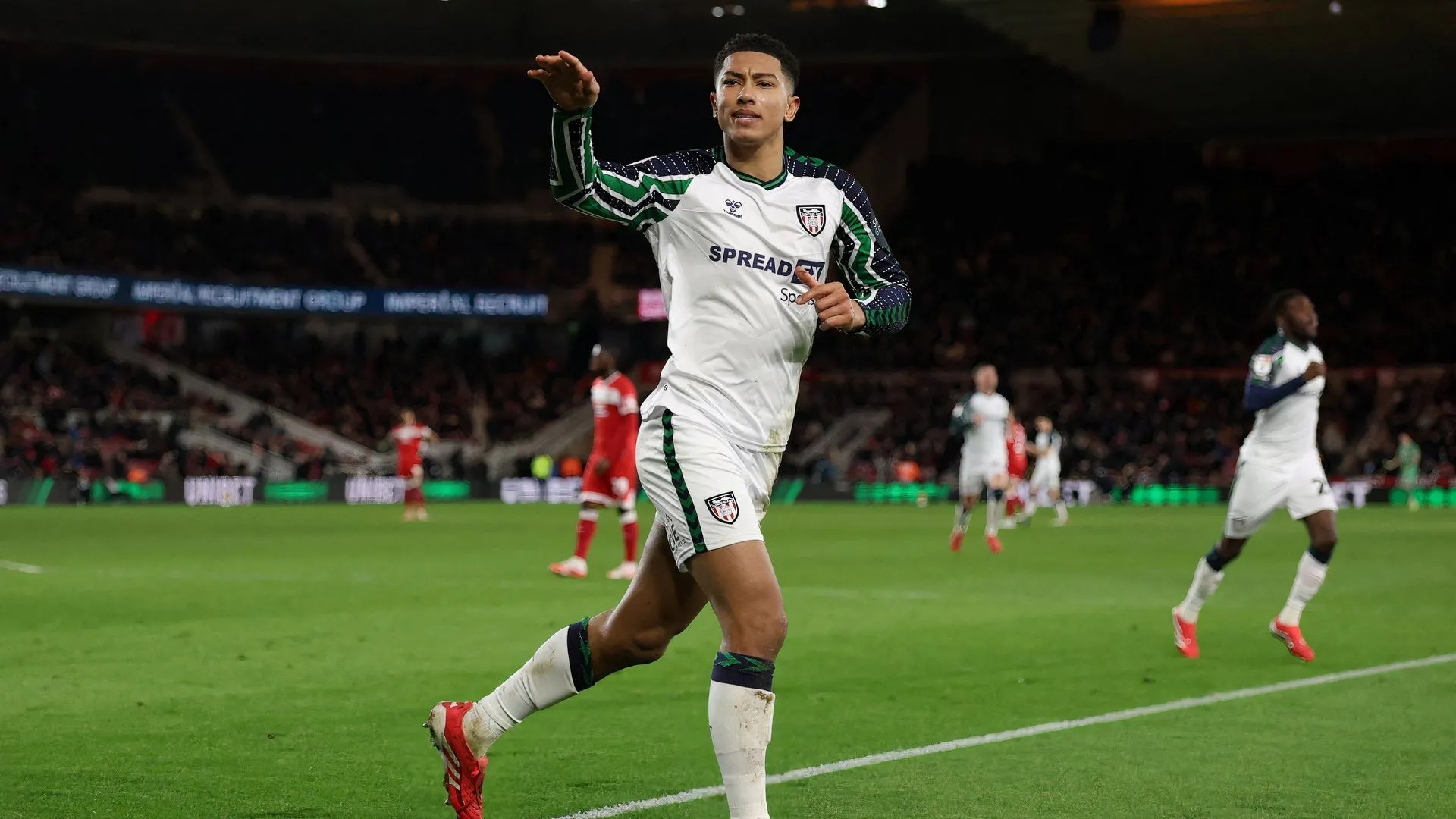 Jobe Bellingham ăn mừng bàn thắng quyết định cho Sunderland trong trận đấu với Middlesbrough