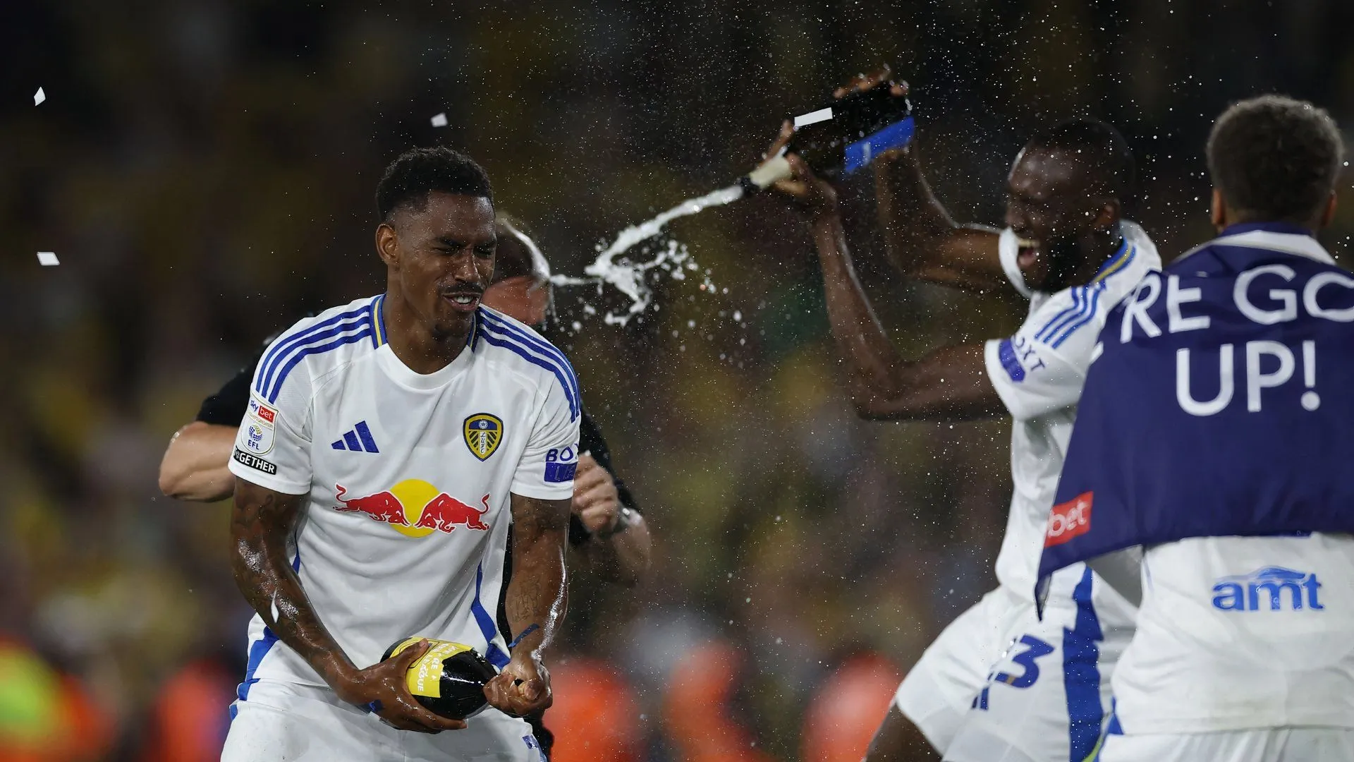 Junior Firpo ăn mừng cùng Leeds United sau khi đội bóng thăng hạng Premier League