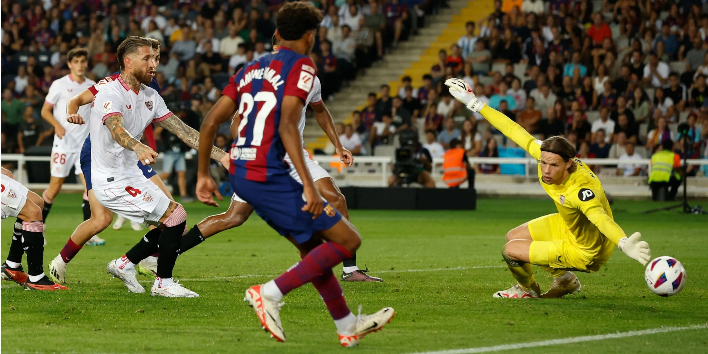 Lamine Yamal ra mắt đấu trường Champions League cùng Barcelona