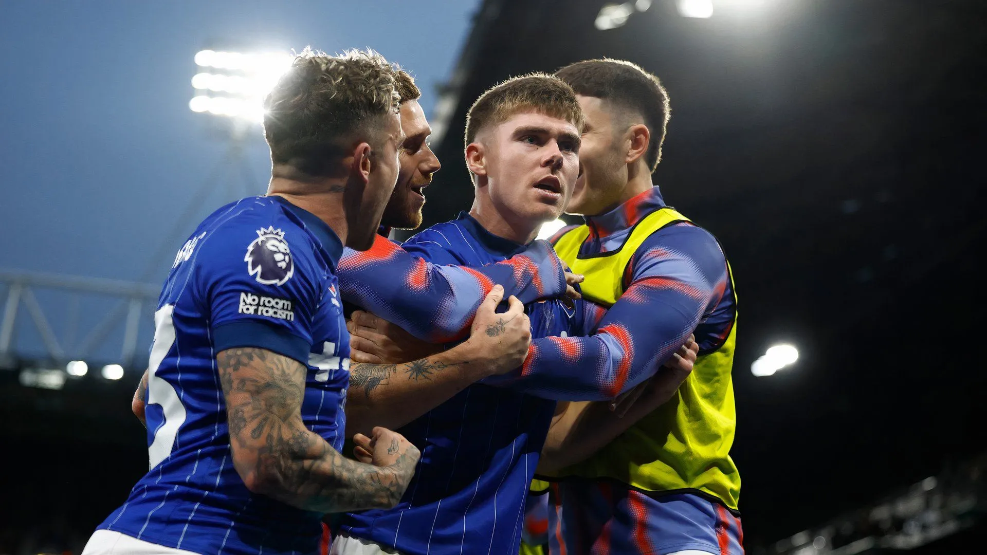 Leif Davis trong màu áo Ipswich Town nỗ lực trên sân cỏ Premier League